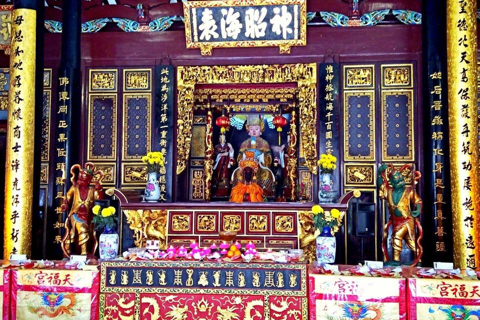 Un autel chinois traditionnel, orné de décorations raffinées, de statues et de calligraphies.