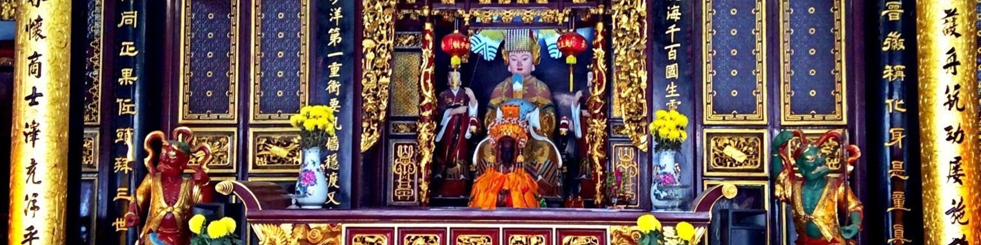 Not too big of a temple, but full of intricate details. Such a presence among the tall office buildings in the area.