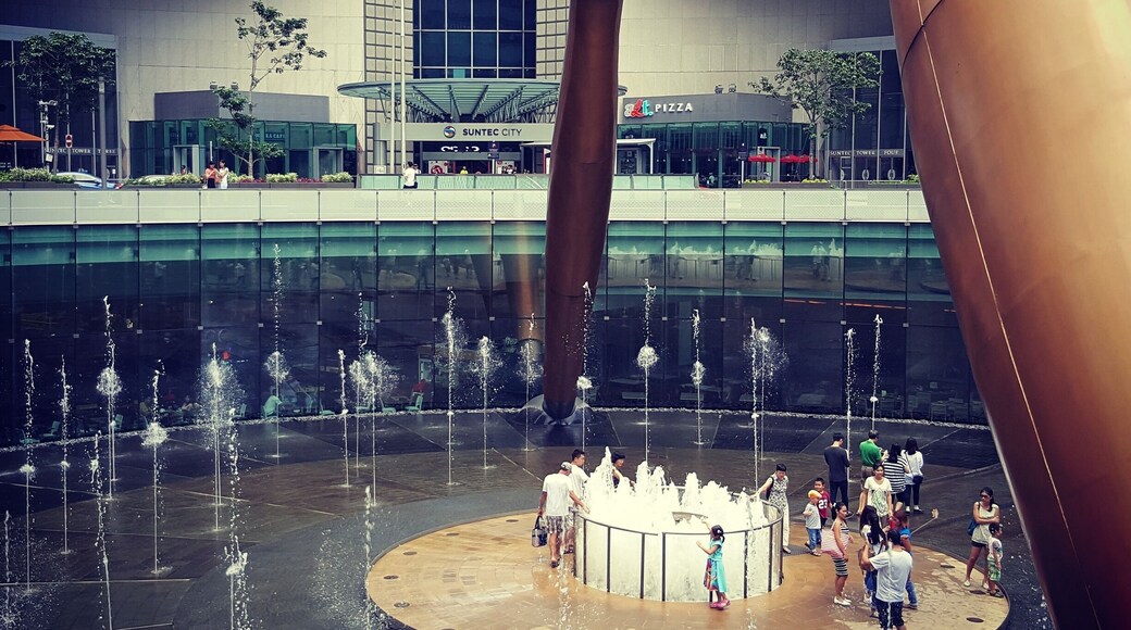 Every fortune seeker to this sunny island set in the sea must visit the Fountain of Wealth.
At enchanted intervals, visitors are allowed inside to circle and touch the inner waters for luck and prosperity.
Look straight up while you're at it and you'll notice you and all the tourist dollars you brought to Singapore firmly reside in a giant palm surrounded by the five fingers of Suntec City. This is fengshui at its best. #LoveMyTown
