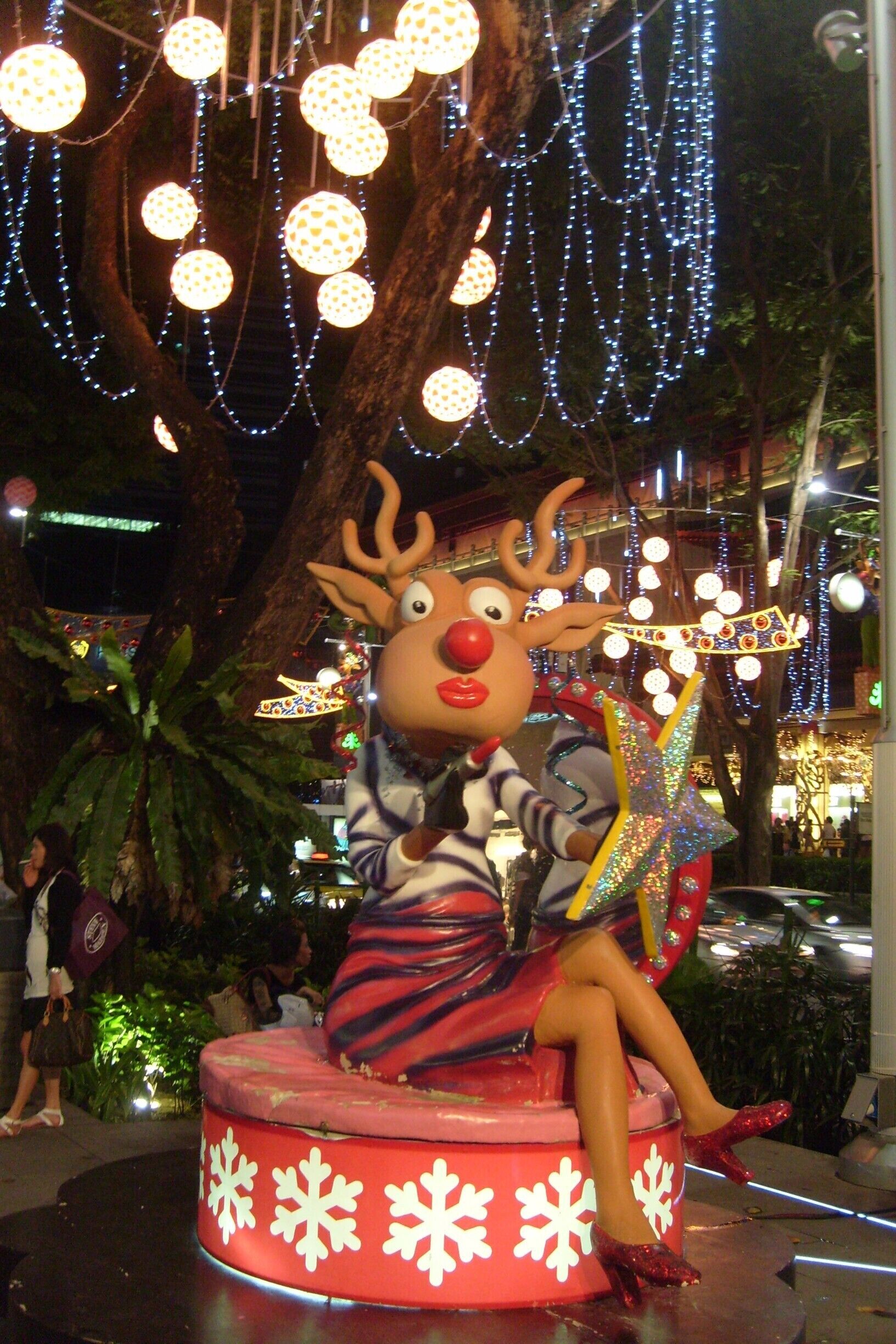 This is my favourite #Christmas photo, taken on Orchard Road, Singapore's main shopping street. In 2009 the entire strip was decorated with these reindeer statues and thousands of twinkling lights. A surreal experience to be walking around in shorts in the heat and humidity amongst reindeer and snowmen when you are used to wintery British weather at this time of year! 