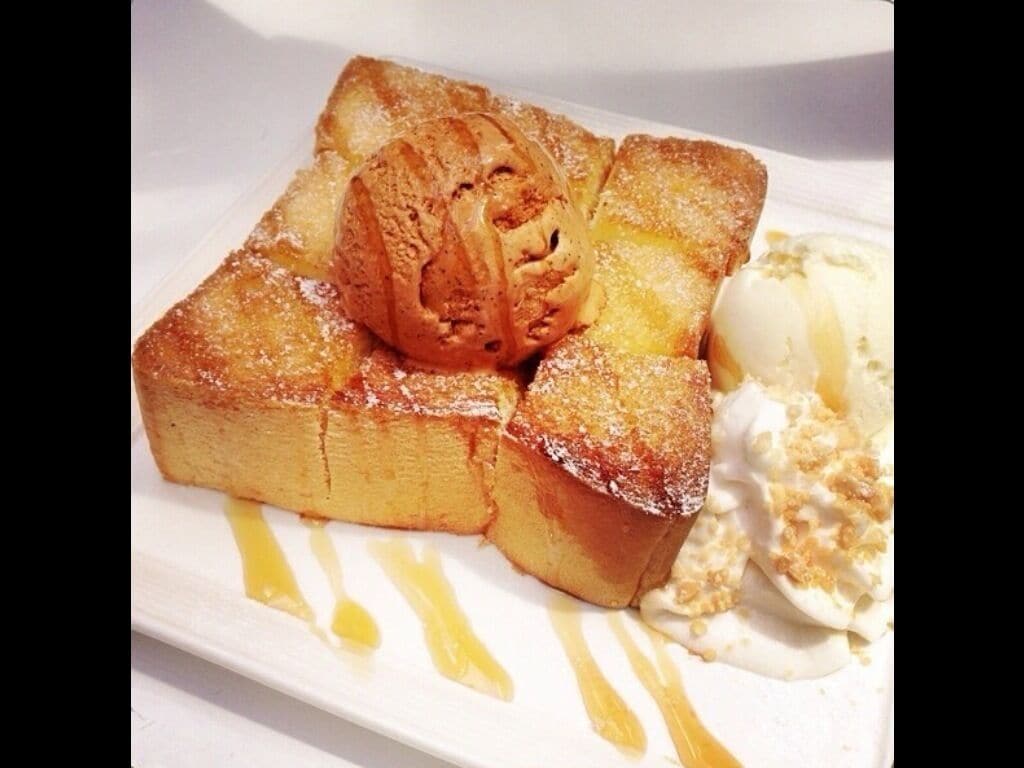 Nam's brewing Thai tea and coffee is the shop's name. The bread is crunchy yet soft in the middle, top it with thai tea and vanilla ice cream, one scoop each, and whipped cream. Great way to spend a great afternoon! #delicious