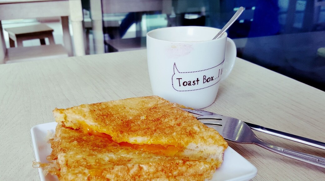 A fulfilling breakfast to start the day right! Introducing French Toast with flowy golden salted egg yolk lava, a flavour that's trending in this region.
Redolent of the coffee shops from the 60s and 70s, when a regular breakfast was a cup of coffee accompanied by toasted bread.