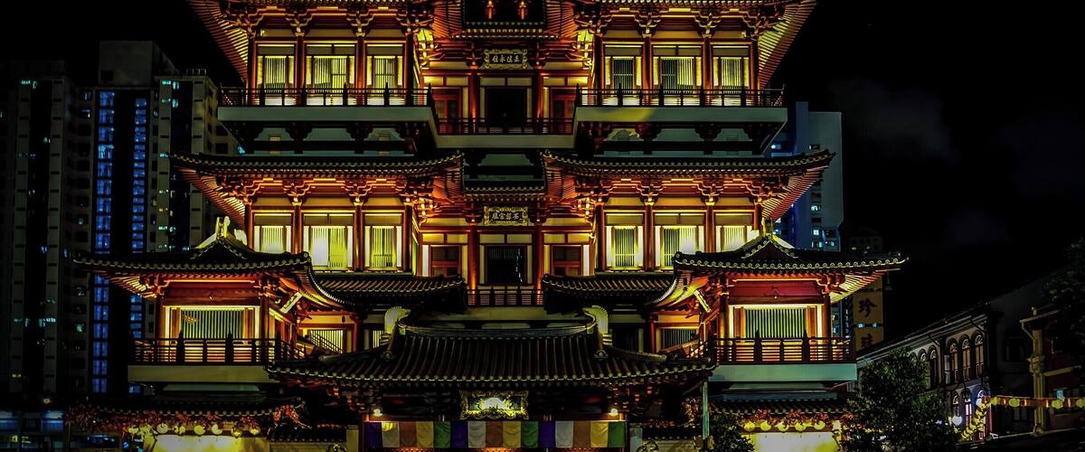 Tooth Relic Buddha Temple, Singapore
Blog:
https://driftingvoyage.com/2017/03/12/buddha-tooth-relic-temple-and-museum/
#toothrelic #buddha #temple #architecture #singapore