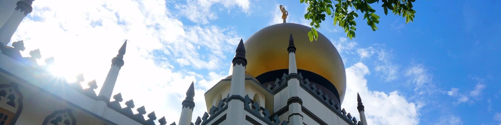 The beautiful Sultan Mosque located on Muskat Street in Singapore is definitely worth a visit! Situated in one of Singapore's many cultural districts, Arab town, the construction of the mosque was complete in 1928. The current mosque replaced an older an that had been built on the same site 100 yrs before. #StunningStructures
