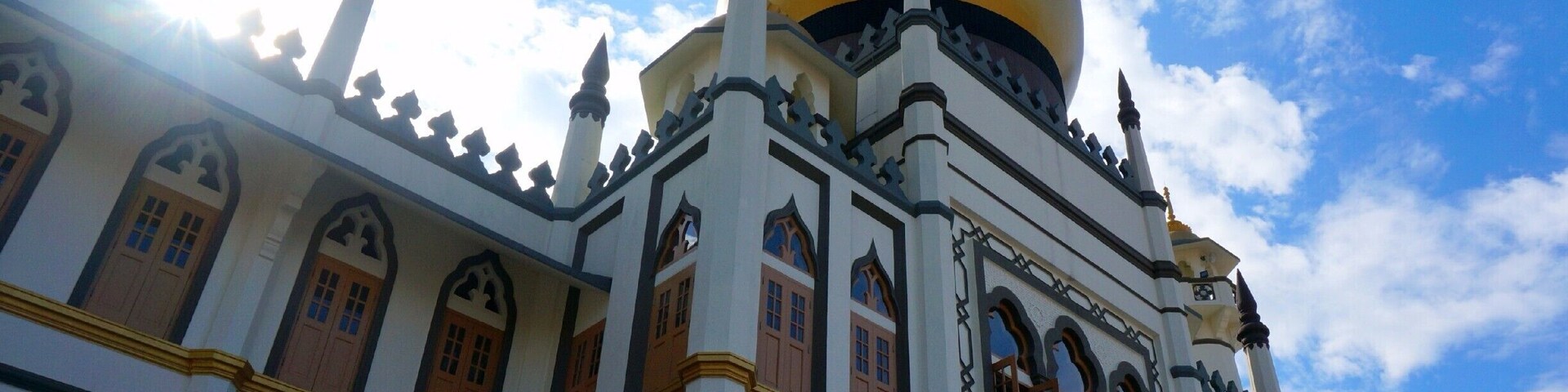 The beautiful Sultan Mosque located on Muskat Street in Singapore is definitely worth a visit! Situated in one of Singapore's many cultural districts, Arab town, the construction of the mosque was complete in 1928. The current mosque replaced an older an that had been built on the same site 100 yrs before. #StunningStructures