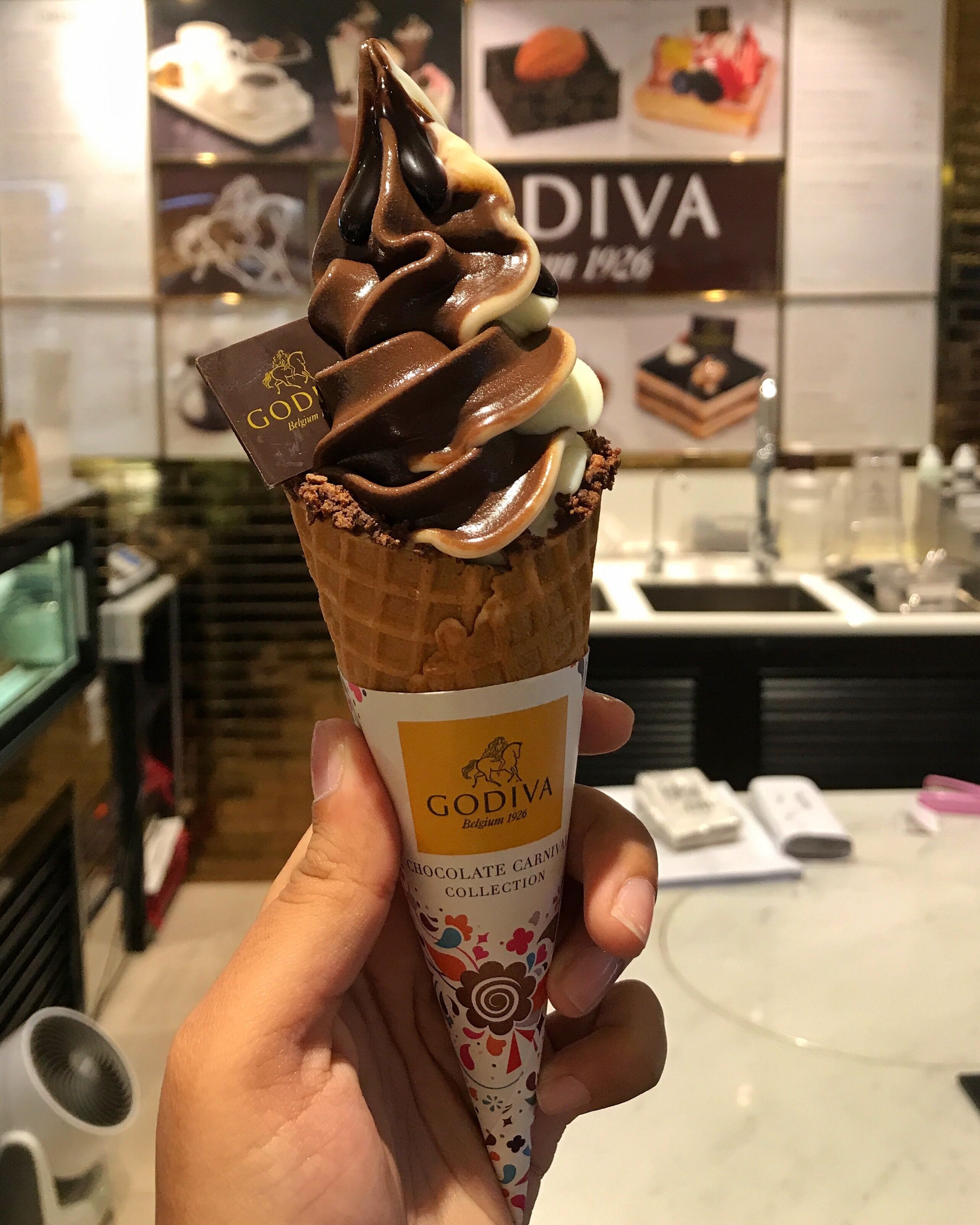 Godiva Singapore  ✔ #Godiva 
.
You can find the Godiva Store inside ION Orchard Mall L4 
Thank you @Trover and Samuel & Audrey for giving me $1000 in travel for winning the #TroverFoodies contest. I had an amazing 4 days in Singapore which happened to be my first solo trip abroad. 
#travel #singapore #trover