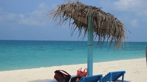 White sand and #Blue water with #Blue sky. Can you identify where the #blue water and the #blue sky meet? Relaxing and snorkeling or diving are the only activities you would take on this holiday!
#Bestof5 #BeachBound