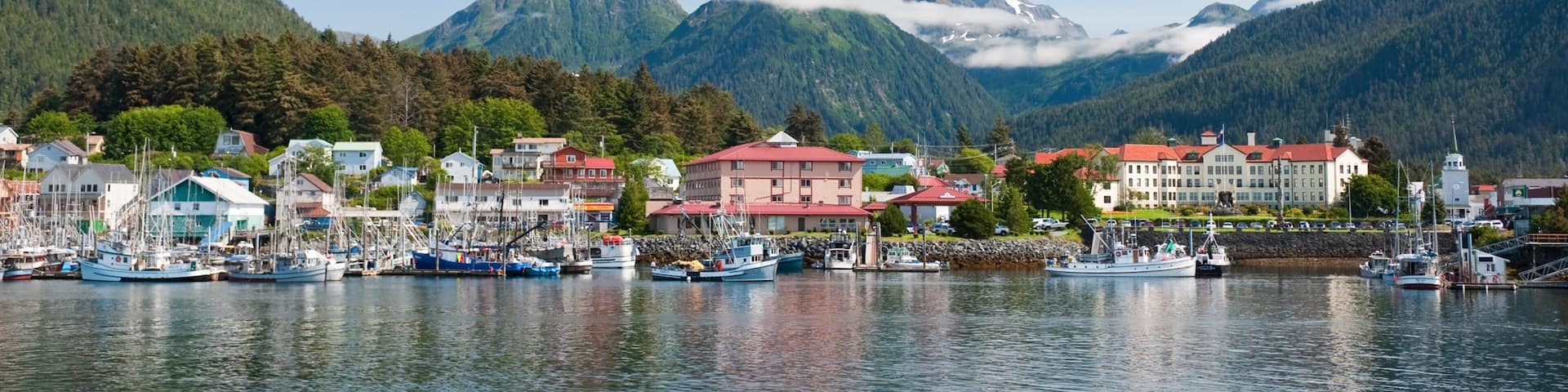 Sitka caracterizando uma baía ou porto, montanhas e uma cidade litorânea