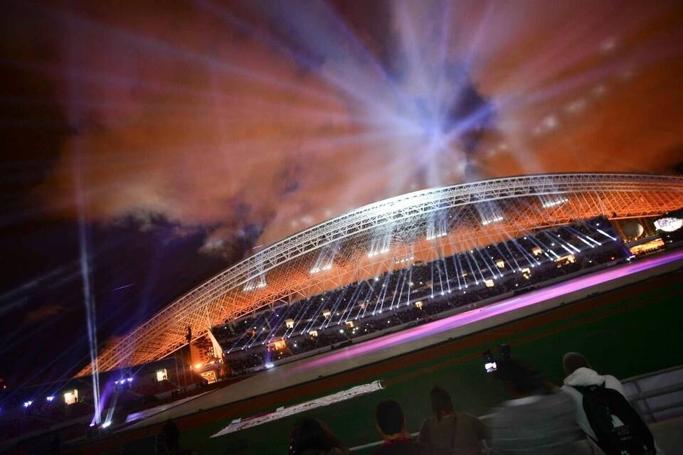 Un estadio grande con una estructura de metal y filas de asientos.