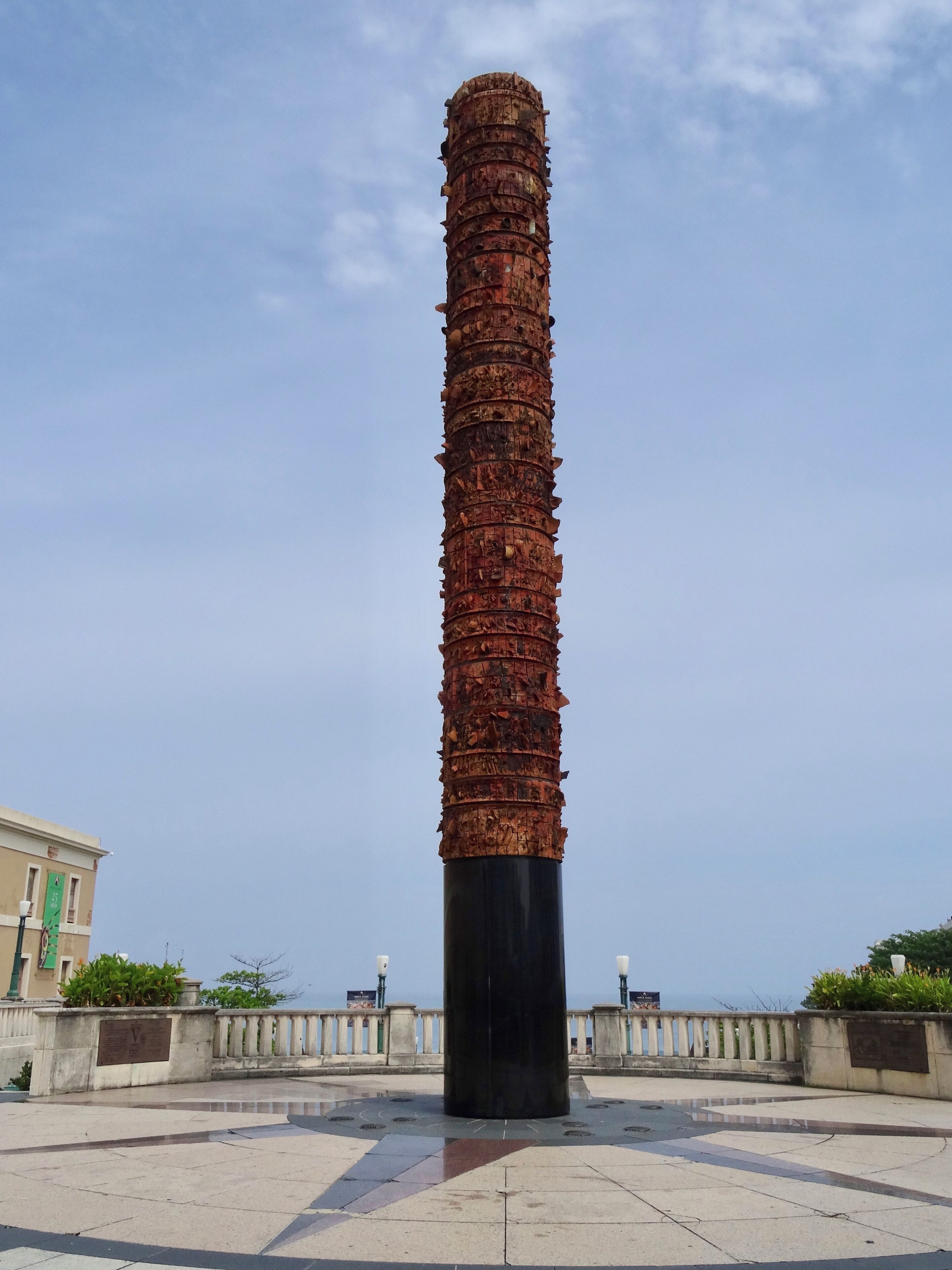 #SanJuan #PuertoRico
Tótem Telúrico   - Plaza Del Quinto Centenario

A Plaza Del Quinto Centenario foi construída em 1992 para comemorar os 500 anos do descobrimento da América. O Totem de 12 metros de altura, no cimo da praça, é uma obra do artista Porto-riquenho Jaime Suárez e é feito de granito negro e argila. Na parte baixa da praça tem uma bela fonte.

The Plaza Del Quinto Centenario was built in 1992 to commemorate the 500th anniversary of the discovery of America. The 12-meter high Totem at the top of the square is a work of Puerto Rican artist Jaime Suárez and is made of black granite and clay. In the lower part of the square there is a beautiful fountain.