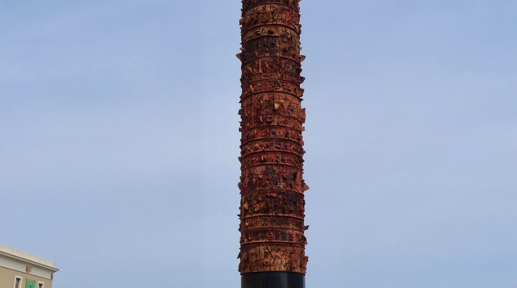 #SanJuan #PuertoRico
Tótem Telúrico - Plaza Del Quinto Centenario
A Plaza Del Quinto Centenario foi construída em 1992 para comemorar os 500 anos do descobrimento da América. O Totem de 12 metros de altura, no cimo da praça, é uma obra do artista Porto-riquenho Jaime Suárez e é feito de granito negro e argila. Na parte baixa da praça tem uma bela fonte.
The Plaza Del Quinto Centenario was built in 1992 to commemorate the 500th anniversary of the discovery of America. The 12-meter high Totem at the top of the square is a work of Puerto Rican artist Jaime Suárez and is made of black granite and clay. In the lower part of the square there is a beautiful fountain.
