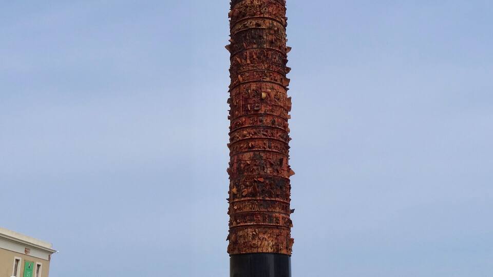 #SanJuan #PuertoRico
Tótem Telúrico - Plaza Del Quinto Centenario
A Plaza Del Quinto Centenario foi construída em 1992 para comemorar os 500 anos do descobrimento da América. O Totem de 12 metros de altura, no cimo da praça, é uma obra do artista Porto-riquenho Jaime Suárez e é feito de granito negro e argila. Na parte baixa da praça tem uma bela fonte.
The Plaza Del Quinto Centenario was built in 1992 to commemorate the 500th anniversary of the discovery of America. The 12-meter high Totem at the top of the square is a work of Puerto Rican artist Jaime Suárez and is made of black granite and clay. In the lower part of the square there is a beautiful fountain.
