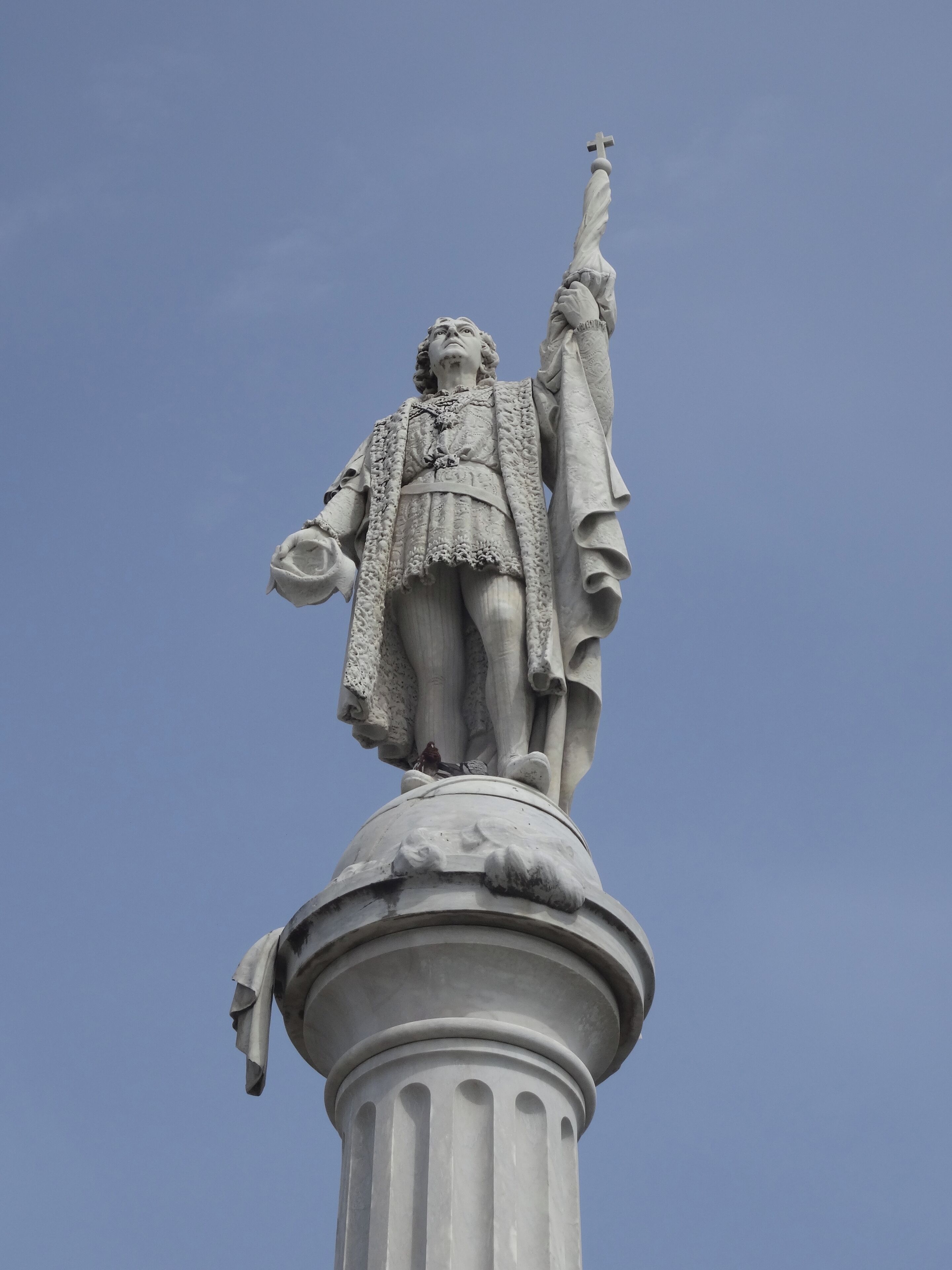 #Colon #ChristopherColumbus
#SanJuan #PurtoRico

Um dos locais interessantes de visitar em Old San Juan é a Plaza Colón. Esta praça tinha originalmente outro nome mas, em 1893, o seu nome foi mudado para Plaza Colón em homenagem aos 400 anos da descoberta de Porto Rico por Cristóväo Colombo. Na base do pedestal há placas de bronze que enaltecem os feitos de Colombo.

One of the interesting places to visit in Old San Juan is Plaza Colón. This square originally had another name but in 1893, its name was changed to Plaza Colón in honor of 400 years of the discovery of Puerto Rico by Christopher Columbus. At the base of the pedestal there are bronze plaques that enhance the deeds of Columbus.