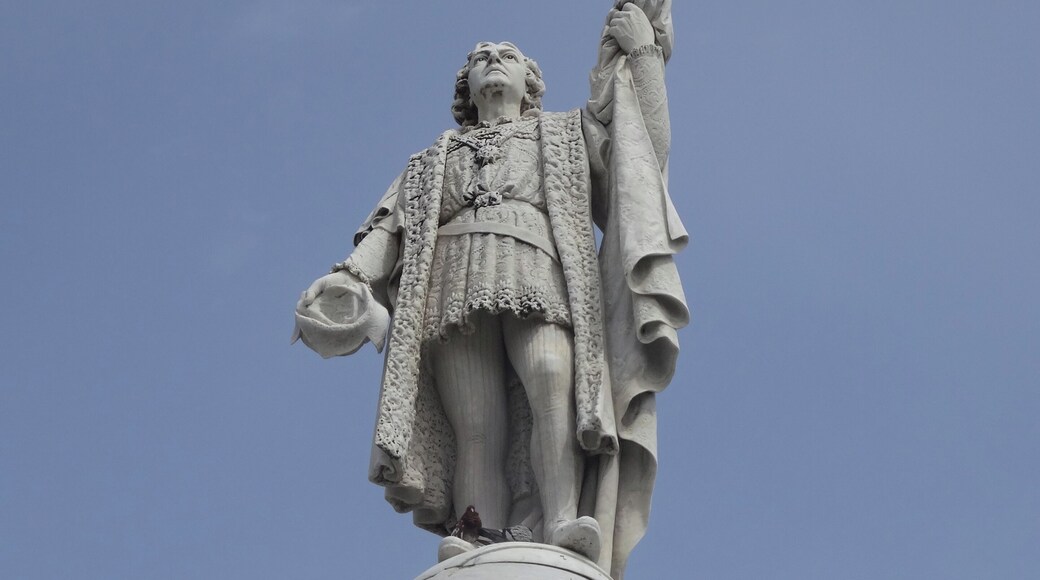 #Colon #ChristopherColumbus
#SanJuan #PurtoRico
Um dos locais interessantes de visitar em Old San Juan é a Plaza Colón. Esta praça tinha originalmente outro nome mas, em 1893, o seu nome foi mudado para Plaza Colón em homenagem aos 400 anos da descoberta de Porto Rico por Cristóväo Colombo. Na base do pedestal há placas de bronze que enaltecem os feitos de Colombo.
One of the interesting places to visit in Old San Juan is Plaza Colón. This square originally had another name but in 1893, its name was changed to Plaza Colón in honor of 400 years of the discovery of Puerto Rico by Christopher Columbus. At the base of the pedestal there are bronze plaques that enhance the deeds of Columbus.