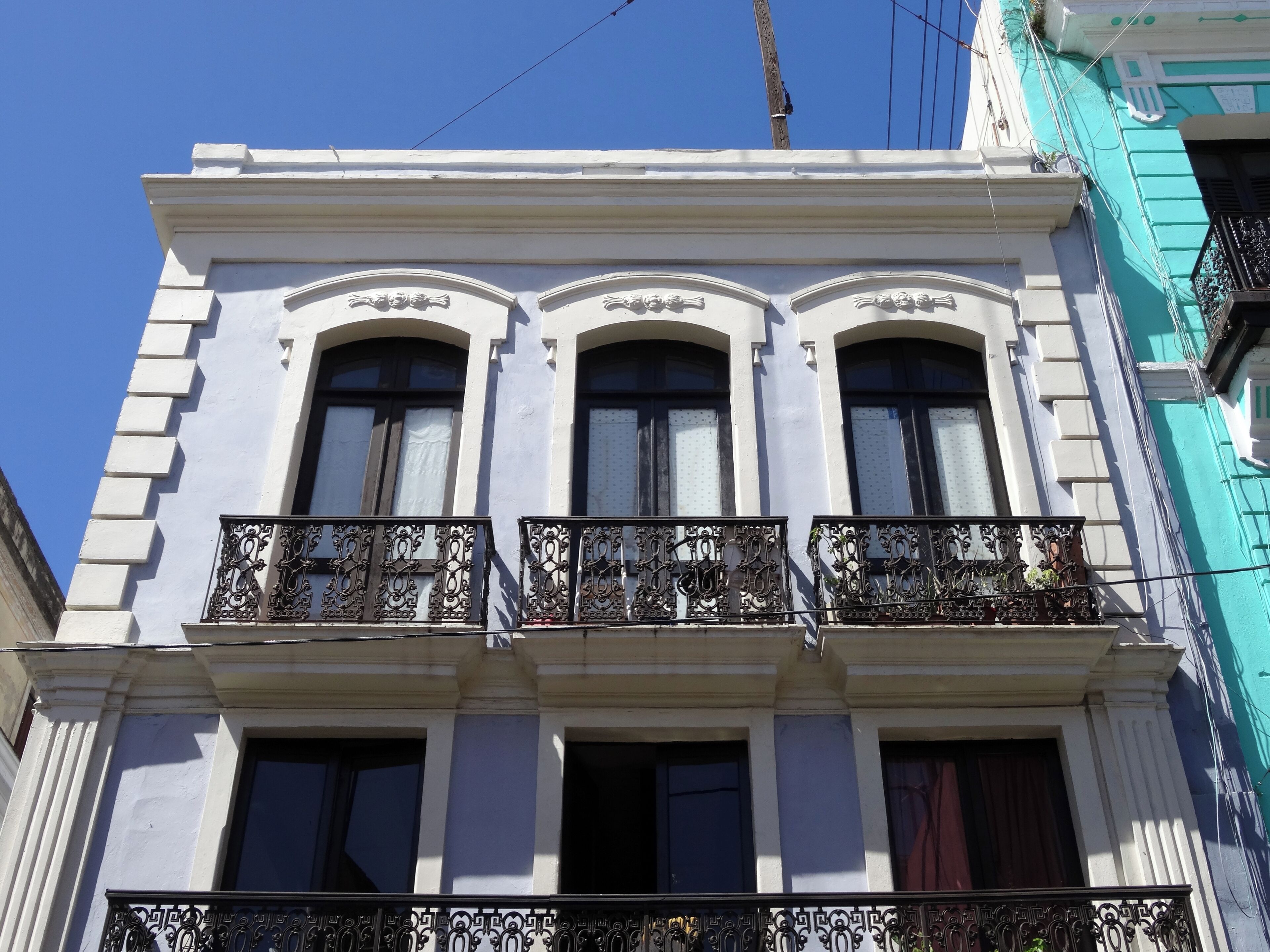 #OldSanJuan #PuertoRico

Caminhar por Viejo San Juan é um passeio pela história, a cultura e as tradições de Porto Rico. Entre muitas outras coisas fui atraído por casas muito bem cuidadas e coloridas.

Walking around Viejo San Juan is a tour of Puerto Rico's history, culture and traditions. Among many other things I was attracted by very well-kept and colorful houses.