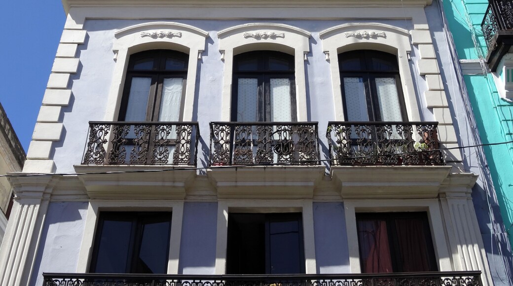 #OldSanJuan #PuertoRico
Caminhar por Viejo San Juan é um passeio pela história, a cultura e as tradições de Porto Rico. Entre muitas outras coisas fui atraído por casas muito bem cuidadas e coloridas.
Walking around Viejo San Juan is a tour of Puerto Rico's history, culture and traditions. Among many other things I was attracted by very well-kept and colorful houses.