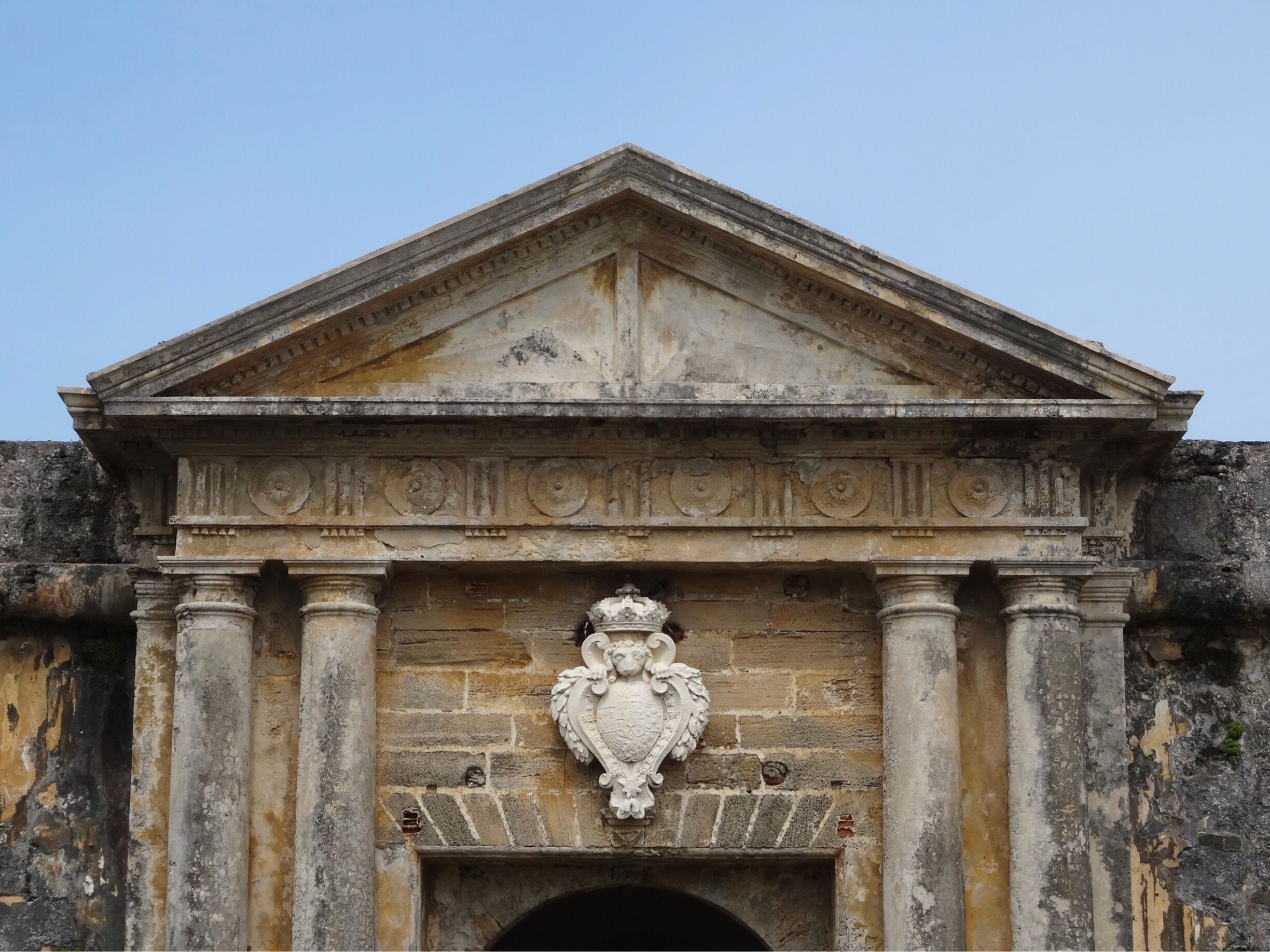 #sanjuan #puertorico

O Castillo San Felipe del Morro foi projetado principalmente para proteger o porto de San Juan dos ataques vindos por mar. Deve o seu nome a Filipe II da Espanha. Fortificações deste mesmo tipo dos séculos 17 e 18 podem ser encontradas por toda a América Latina. Em 1983 foi declarado Patrimônio Mundial pela UNESCO.

Castillo San Felipe del Morro was designed primarily to protect the port of San Juan from attacks by sea. It owes its name to Philip II of Spain. Fortifications of this type from the 17th and 18th centuries can be found throughout Latin America. In 1983 it was declared World Heritage by UNESCO.