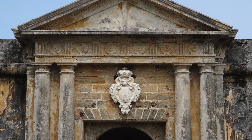 #sanjuan #puertorico
O Castillo San Felipe del Morro foi projetado principalmente para proteger o porto de San Juan dos ataques vindos por mar. Deve o seu nome a Filipe II da Espanha. Fortificações deste mesmo tipo dos séculos 17 e 18 podem ser encontradas por toda a América Latina. Em 1983 foi declarado Patrimônio Mundial pela UNESCO.
Castillo San Felipe del Morro was designed primarily to protect the port of San Juan from attacks by sea. It owes its name to Philip II of Spain. Fortifications of this type from the 17th and 18th centuries can be found throughout Latin America. In 1983 it was declared World Heritage by UNESCO.