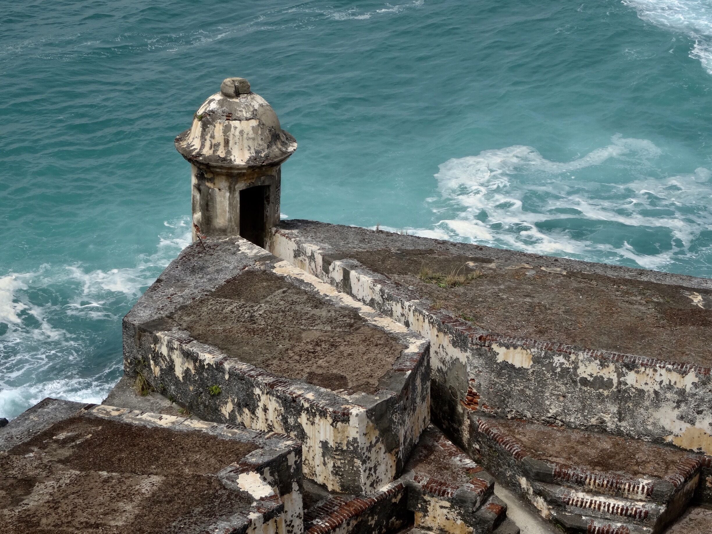 #sanjuan #puertorico

O Castillo San Felipe del Morro foi projetado principalmente para proteger o porto de San Juan dos ataques vindos por mar. Deve o seu nome a Filipe II da Espanha. Fortificações deste mesmo tipo dos séculos 17 e 18 podem ser encontradas por toda a América Latina. Em 1983 foi declarado Patrimônio Mundial pela UNESCO.

Castillo San Felipe del Morro was designed primarily to protect the port of San Juan from attacks by sea. It owes its name to Philip II of Spain. Fortifications of this type from the 17th and 18th centuries can be found throughout Latin America. In 1983 it was declared World Heritage by UNESCO.