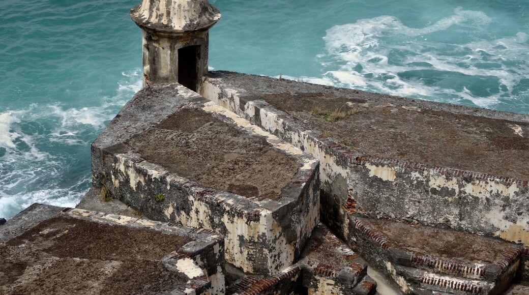 #sanjuan #puertorico
O Castillo San Felipe del Morro foi projetado principalmente para proteger o porto de San Juan dos ataques vindos por mar. Deve o seu nome a Filipe II da Espanha. Fortificações deste mesmo tipo dos séculos 17 e 18 podem ser encontradas por toda a América Latina. Em 1983 foi declarado Patrimônio Mundial pela UNESCO.
Castillo San Felipe del Morro was designed primarily to protect the port of San Juan from attacks by sea. It owes its name to Philip II of Spain. Fortifications of this type from the 17th and 18th centuries can be found throughout Latin America. In 1983 it was declared World Heritage by UNESCO.
