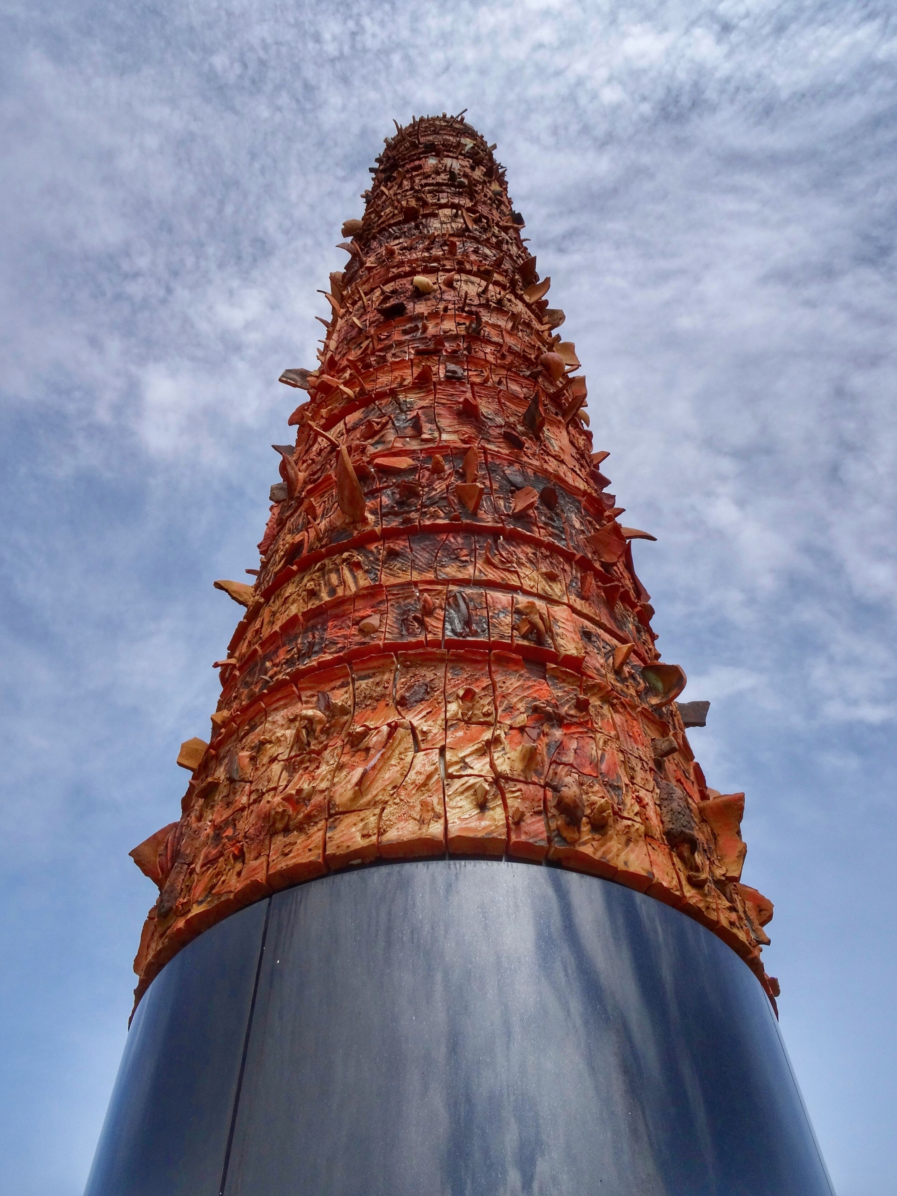 #SanJuan #PuertoRico
Tótem Telúrico   - Plaza Del Quinto Centenario
A Plaza Del Quinto Centenario foi construída em 1992 para comemorar os 500 anos do descobrimento da América. O Totem de 12 metros de altura, no cimo da praça, é uma obra do artista Porto-riquenho Jaime Suárez e é feito de granito negro e argila. Na parte baixa da praça tem uma bela fonte.
The Plaza Del Quinto Centenario was built in 1992 to commemorate the 500th anniversary of the discovery of America. The 12-meter high Totem at the top of the square is a work of Puerto Rican artist Jaime Suárez and is made of black granite and clay. In the lower part of the square there is a beautiful fountain.