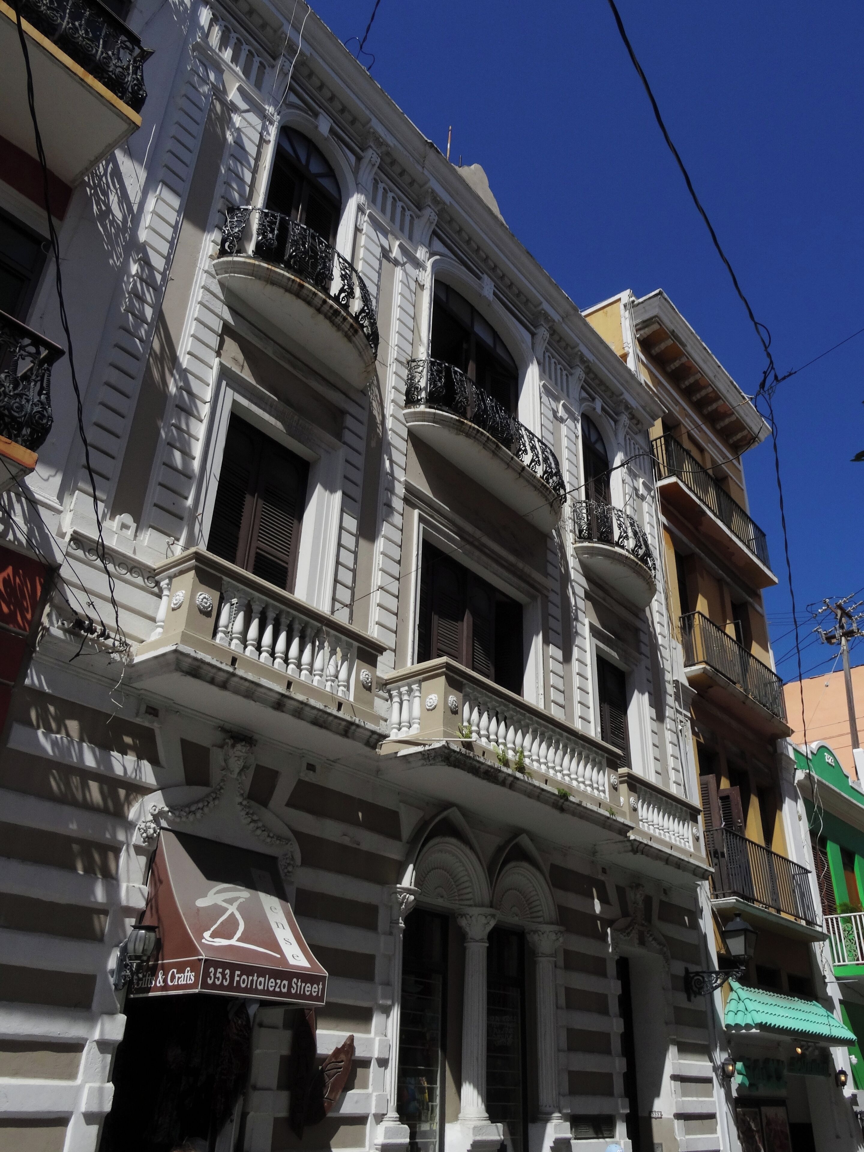 #OldSanJuan #PuertoRico

Caminhar por Viejo San Juan é um passeio pela história, a cultura e as tradições de Porto Rico. Entre muitas outras coisas fui atraído por casas e edifícios muito bem cuidados e coloridos.

Walking around Viejo San Juan is a tour of Puerto Rico's history, culture and traditions. Among many other things I was attracted by very well-kept and colorful houses and buildings.