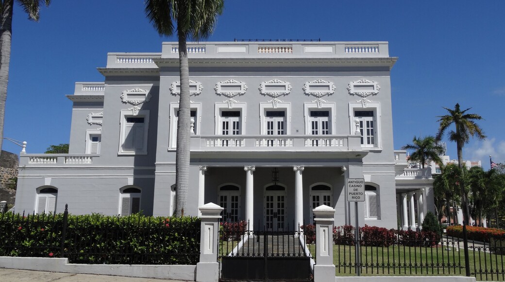 #OldSanJuan #PuertoRico
Antiguo Casino de Puerto Rico
Caminhar por Viejo San Juan é um passeio pela história, a cultura e as tradições de Porto Rico. Entre muitas outras coisas fui atraído por casas muito bem cuidadas e coloridas.
Walking around Viejo San Juan is a tour of Puerto Rico's history, culture and traditions. Among many other things I was attracted by very well-kept and colorful houses.