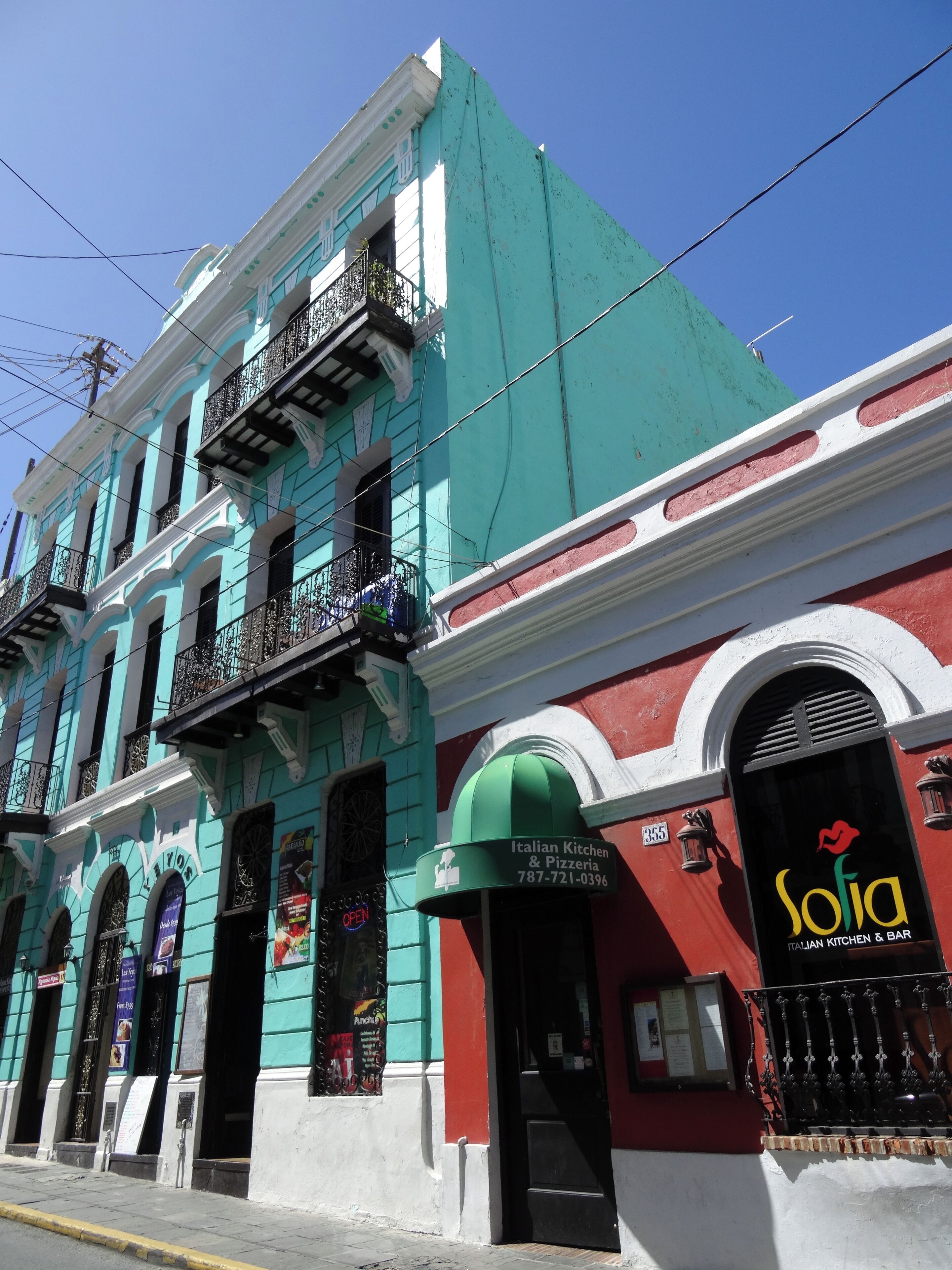 #OldSanJuan #PuertoRico

Caminhar por Viejo San Juan é um passeio pela história, a cultura e as tradições de Porto Rico. Entre muitas outras coisas fui atraído por casas e edifícios muito bem cuidados e coloridos.

Walking around Viejo San Juan is a tour of Puerto Rico's history, culture and traditions. Among many other things I was attracted by very well-kept and colorful houses and buildings.