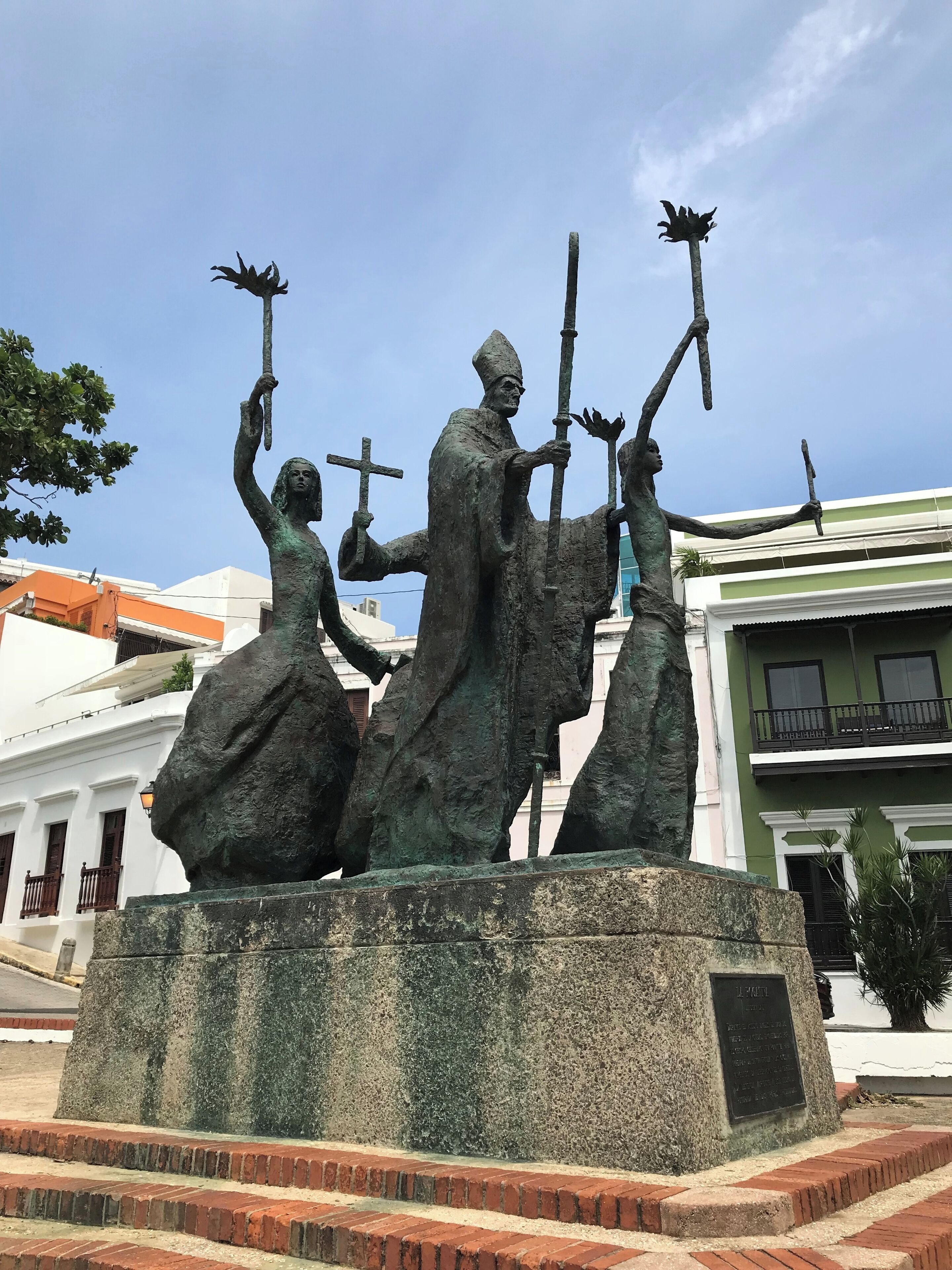 #OldSanJuan #PuertoRico #Rogativa

Em 1797 uma frota inglesa entrou na baía disposta a atacar a cidade. O ataque foi frustado e então os ingleses fizeram um bloqueio naval tentando minar a resistencia dos moradores. No desespero, os moradores resolveram fazer uma procissão para pedir ajuda a todos os santos. O bispo, seguido por mulheres, desfilaram com tochas por toda a cidade levando os ingleses a acreditar que os moradores tinham recebido reforços. No dia seguinte os ingleses terminaram o cerco e foram embora. A estátua é uma obra do artista Neozelandês Lindsay Dean que a esculpiu para comemorar os 450 anos de San Juan.

In 1797 an English fleet entered the bay willing to attack the city. The attack was frustrated and then the English made a naval blockade trying to undermine the resistance of the residents. In desperation, the villagers decided to make a procession to ask all the saints for help. The bishop, followed by women, paraded with torches throughout the city leading the English to believe that the villagers had received reinforcements. The next day the English finished the siege and left. The statue is a work of the New Zealand artist Lindsay Dean who carved it to commemorate the 450 years of San Juan.