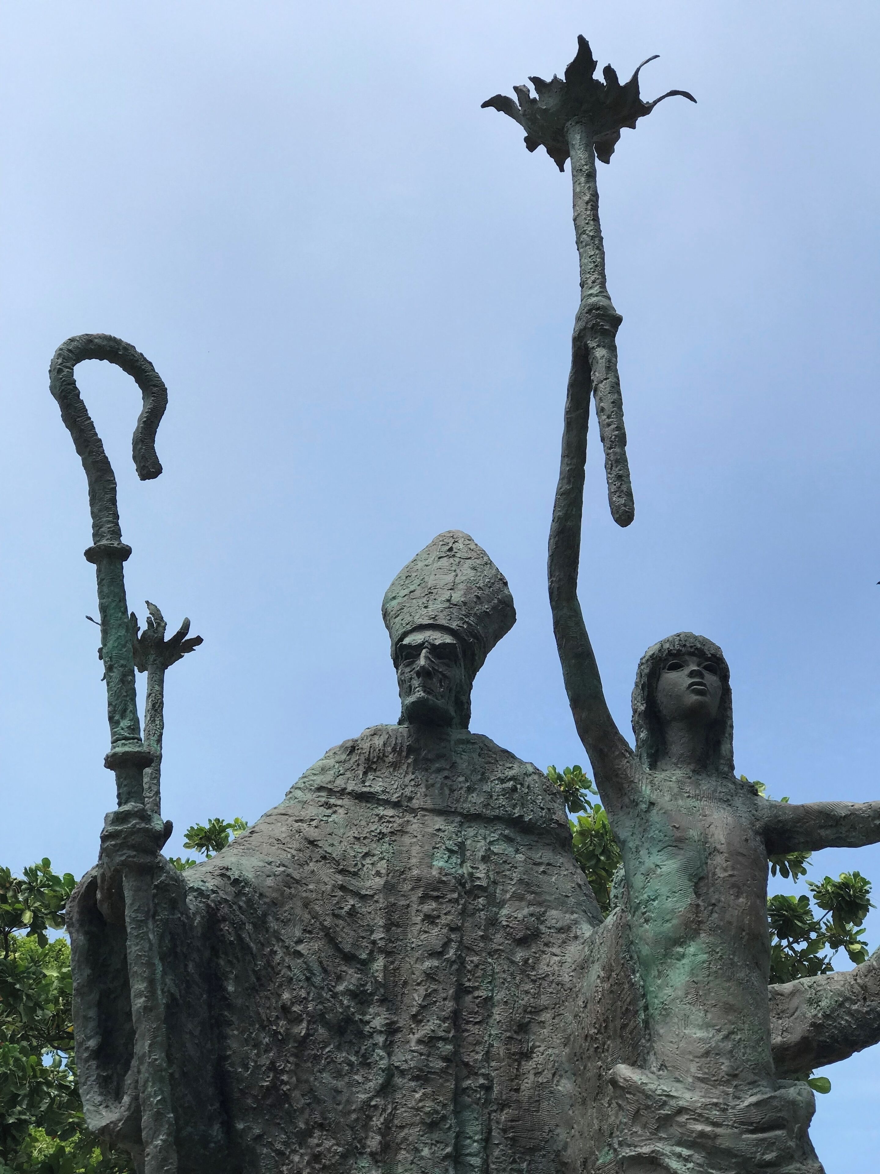 #OldSanJuan #PuertoRico #Rogativa

Em 1797 uma frota inglesa entrou na baía disposta a atacar a cidade. O ataque foi frustado e então os ingleses fizeram um bloqueio naval tentando minar a resistencia dos moradores. No desespero, os moradores resolveram fazer uma procissão para pedir ajuda a todos os santos. O bispo, seguido por mulheres, desfilaram com tochas por toda a cidade levando os ingleses a acreditar que os moradores tinham recebido reforços. No dia seguinte os ingleses terminaram o cerco e foram embora. A estátua é uma obra do artista Neozelandês Lindsay Dean que a esculpiu para comemorar os 450 anos de San Juan.

In 1797 an English fleet entered the bay willing to attack the city. The attack was frustrated and then the English made a naval blockade trying to undermine the resistance of the residents. In desperation, the villagers decided to make a procession to ask all the saints for help. The bishop, followed by women, paraded with torches throughout the city leading the English to believe that the villagers had received reinforcements. The next day the English finished the siege and left. The statue is a work of the New Zealand artist Lindsay Dean who carved it to commemorate the 450 years of San Juan.