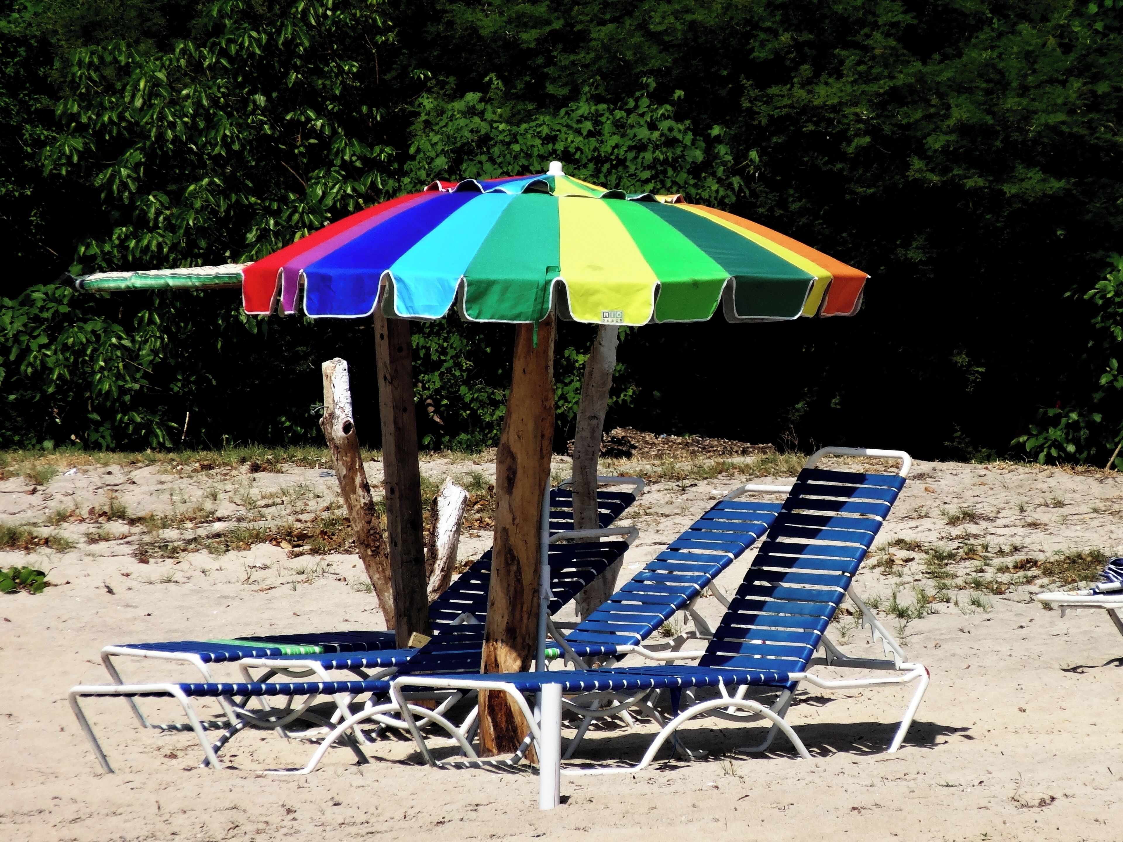 #SaintKitts #Nevis #Caribbean 

A Cockleshell Bay é uma baía de águas limpas e mar tranquilo. A praia é boa para crianças. Na época em que a conheci a infraestrutura era pequena com apenas um bar e um restaurante. A areia estava maculada com muitas algas mas fui informado que parte das algas são deixadas na praia pois fazem parte de um micro ecossistema. Atrás da praia existe uma lagoa que à época exalava um cheiro forte de mangue.

Cockleshell Bay is a bay of clean water and calm sea. The beach is good for kids. At the time I visited it, the infrastructure was small, with only one bar and one restaurant. The sand was contaminated with many algae, but I was informed that some of the algae are left on the beach because they are part of a micro ecosystem. Behind the beach there is a lagoon that at the time exuded a strong swamp smell.