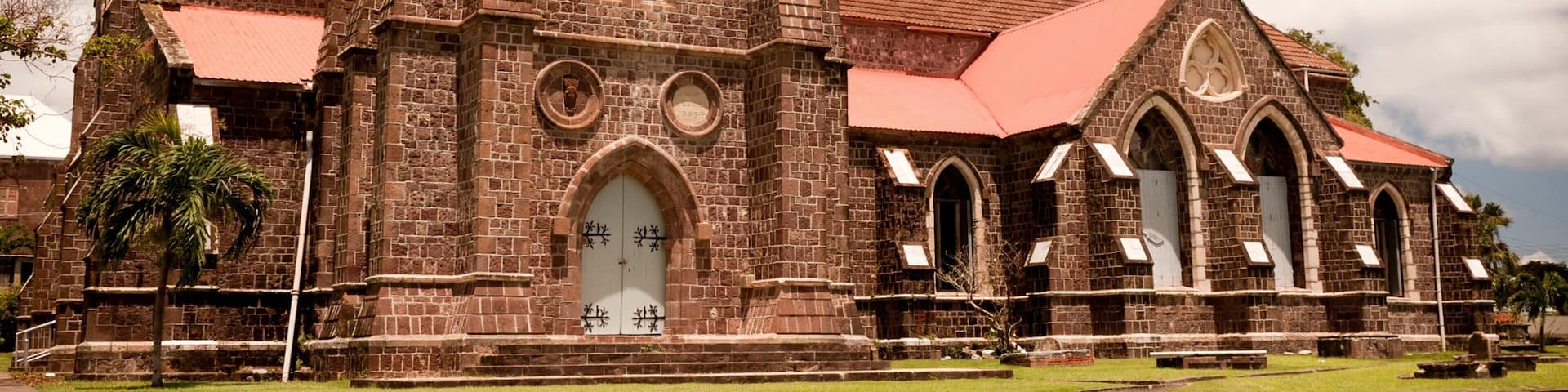 Basseterre caracterizando uma igreja ou catedral e elementos de patrimônio