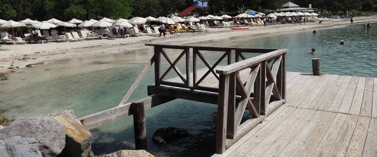 #SaintKitts #Nevis #Caribbean 
A Cockleshell Bay é uma baía de águas limpas e mar tranquilo. A praia é boa para crianças. Na época em que a conheci a infraestrutura era pequena com apenas um bar e um restaurante. A areia estava maculada com muitas algas mas fui informado que parte das algas são deixadas na praia pois fazem parte de um micro ecossistema. Atrás da praia existe uma lagoa que à época exalava um cheiro forte de mangue.
Cockleshell Bay is a bay of clean water and calm sea. The beach is good for kids. At the time I visited it, the infrastructure was small, with only one bar and one restaurant. The sand was contaminated with many algae, but I was informed that some of the algae are left on the beach because they are part of a micro ecosystem. Behind the beach there is a lagoon that at the time exuded a strong swamp smell.