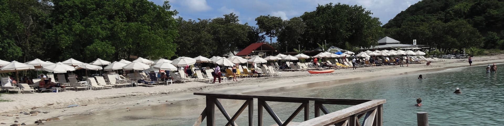 #SaintKitts #Nevis #Caribbean
A Cockleshell Bay Ă© uma baĂa de ĂĄguas limpas e mar tranquilo. A praia Ă© boa para crianças. Na Ă©poca em que a conheci a infraestrutura era pequena com apenas um bar e um restaurante. A areia estava maculada com muitas algas mas fui informado que parte das algas sĂŁo deixadas na praia pois fazem parte de um micro ecossistema. AtrĂĄs da praia existe uma lagoa que Ă Ă©poca exalava um cheiro forte de mangue.
Cockleshell Bay is a bay of clean water and calm sea. The beach is good for kids. At the time I visited it, the infrastructure was small, with only one bar and one restaurant. The sand was contaminated with many algae, but I was informed that some of the algae are left on the beach because they are part of a micro ecosystem. Behind the beach there is a lagoon that at the time exuded a strong swamp smell.