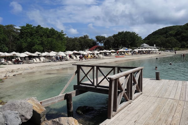 #SaintKitts #Nevis #Caribbean
A Cockleshell Bay é uma baía de águas limpas e mar tranquilo. A praia é boa para crianças. Na época em que a conheci a infraestrutura era pequena com apenas um bar e um restaurante. A areia estava maculada com muitas algas mas fui informado que parte das algas são deixadas na praia pois fazem parte de um micro ecossistema. Atrás da praia existe uma lagoa que à época exalava um cheiro forte de mangue.
Cockleshell Bay is a bay of clean water and calm sea. The beach is good for kids. At the time I visited it, the infrastructure was small, with only one bar and one restaurant. The sand was contaminated with many algae, but I was informed that some of the algae are left on the beach because they are part of a micro ecosystem. Behind the beach there is a lagoon that at the time exuded a strong swamp smell.