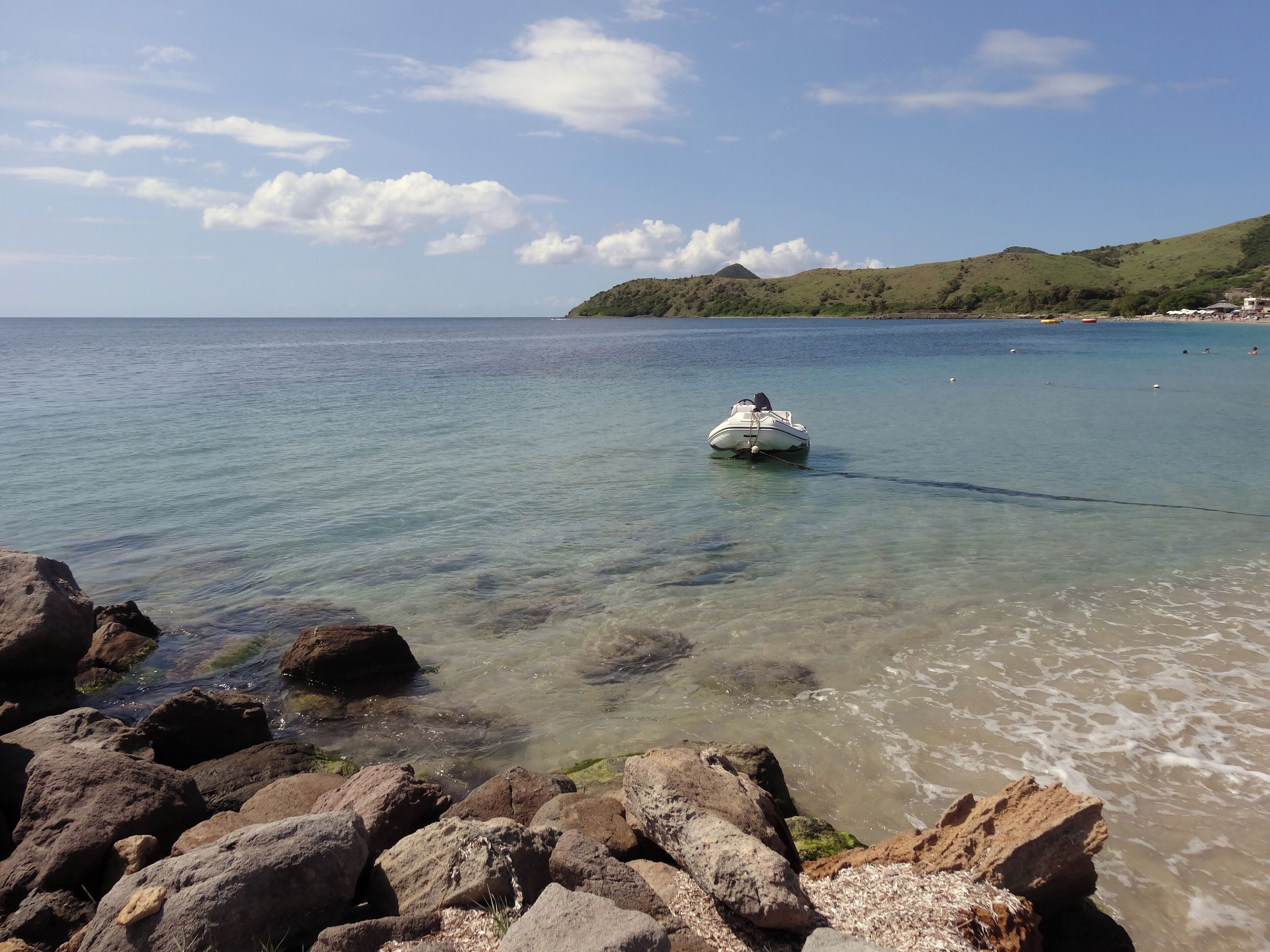 #SaintKitts #Nevis #Caribbean #GreatOutdoors 

A Cockleshell Bay é uma baía de águas limpas e mar tranquilo. A praia é boa para crianças. Na época em que a conheci a infraestrutura era pequena com apenas um bar e um restaurante. A areia estava maculada com muitas algas mas fui informado que parte das algas são deixadas na praia pois fazem parte de um micro ecossistema. Atrás da praia existe uma lagoa que à época exalava um cheiro forte de mangue.

Cockleshell Bay is a bay of clean water and calm sea. The beach is good for kids. At the time I visited it, the infrastructure was small, with only one bar and one restaurant. The sand was contaminated with many algae, but I was informed that some of the algae are left on the beach because they are part of a micro ecosystem. Behind the beach there is a lagoon that at the time exuded a strong swamp smell.