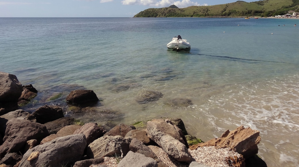 #SaintKitts #Nevis #Caribbean #GreatOutdoors
A Cockleshell Bay é uma baía de águas limpas e mar tranquilo. A praia é boa para crianças. Na época em que a conheci a infraestrutura era pequena com apenas um bar e um restaurante. A areia estava maculada com muitas algas mas fui informado que parte das algas são deixadas na praia pois fazem parte de um micro ecossistema. Atrás da praia existe uma lagoa que à época exalava um cheiro forte de mangue.
Cockleshell Bay is a bay of clean water and calm sea. The beach is good for kids. At the time I visited it, the infrastructure was small, with only one bar and one restaurant. The sand was contaminated with many algae, but I was informed that some of the algae are left on the beach because they are part of a micro ecosystem. Behind the beach there is a lagoon that at the time exuded a strong swamp smell.