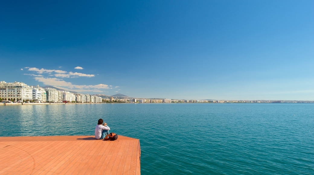 Tesalónica que incluye vistas generales de la costa y también una mujer
