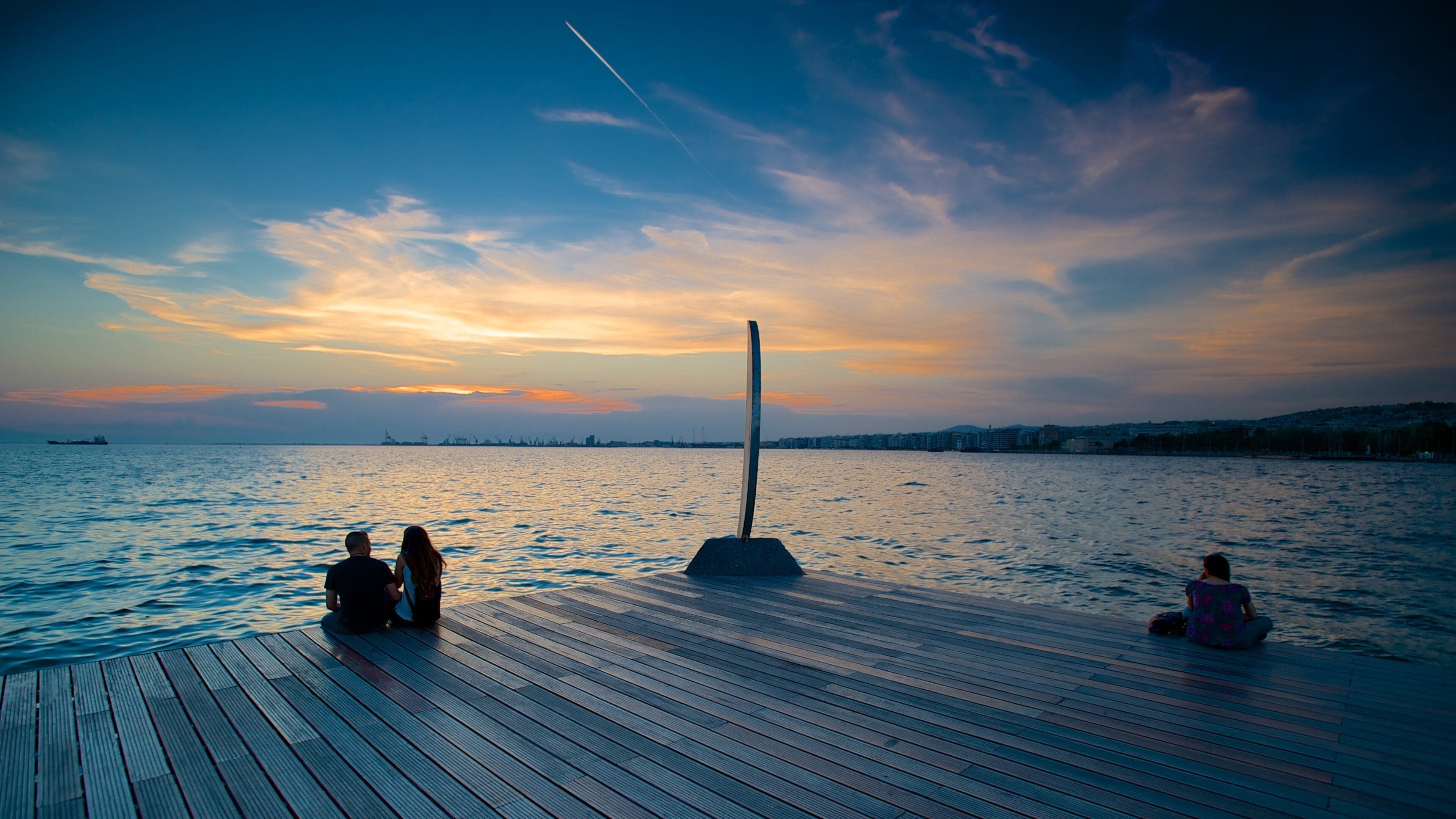 Thessaloniki bevat algemene kustgezichten en een zonsondergang en ook een klein groepje mensen