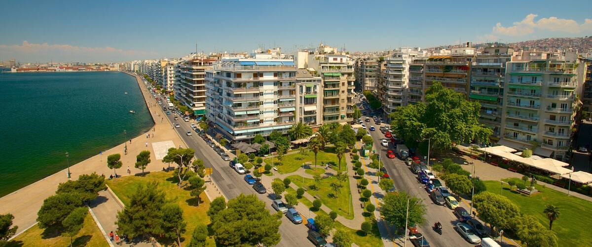 Thessaloniki có tính năng phong cảnh, cảnh bờ biển và thành phố