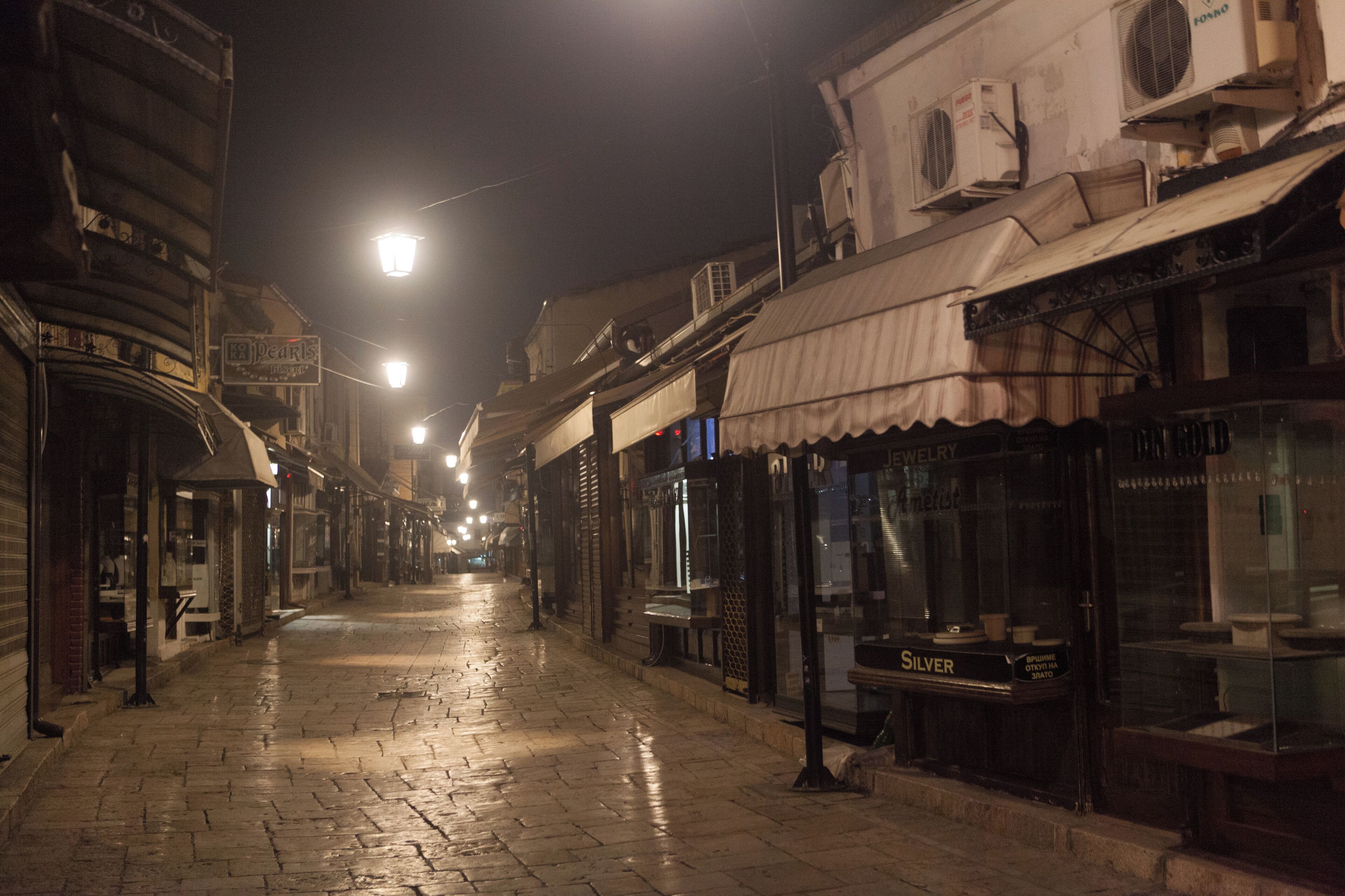 Skopje è... giusto l'emozione di perdersi in un intreccio di sentieri in ciottoli; farsi guidare dalla scia di luce che emanano i suoi lampioni, che la notte illuminano le vetrine delle tante gioiellerie, pasticcerie e dei suoi umili barbieri. Odorare i fumi di griglia che fuori escono dai suoi tanti camini. E conversare quanto più possibile con li stessi che portano avanti le tradizioni del suo vecchio bazar.