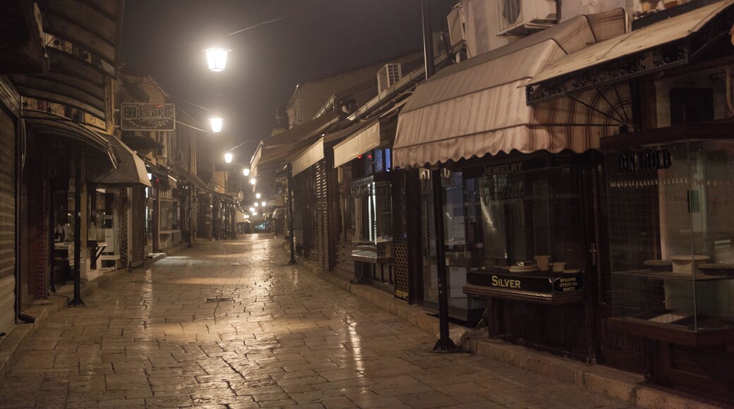 Skopje è... giusto l'emozione di perdersi in un intreccio di sentieri in ciottoli; farsi guidare dalla scia di luce che emanano i suoi lampioni, che la notte illuminano le vetrine delle tante gioiellerie, pasticcerie e dei suoi umili barbieri. Odorare i fumi di griglia che fuori escono dai suoi tanti camini. E conversare quanto più possibile con li stessi che portano avanti le tradizioni del suo vecchio bazar.