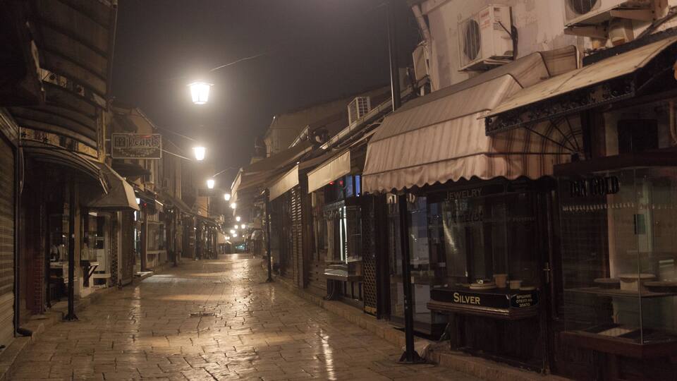 Skopje è... giusto l'emozione di perdersi in un intreccio di sentieri in ciottoli; farsi guidare dalla scia di luce che emanano i suoi lampioni, che la notte illuminano le vetrine delle tante gioiellerie, pasticcerie e dei suoi umili barbieri. Odorare i fumi di griglia che fuori escono dai suoi tanti camini. E conversare quanto più possibile con li stessi che portano avanti le tradizioni del suo vecchio bazar.