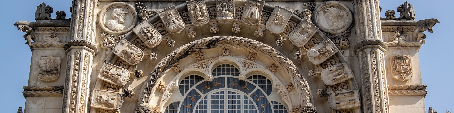 Window details of the magnificient Buçaco Palace  
#architecture #buçacopalace #buçaco #bussaco #luso #matadobuçaco #visitportugal #igersportugal #portugalalive #portugalcomefeitos #portugal #sharing_portugal #topportugalphoto #discoverportugal #ig_portugal #portugal_em_fotos #super_portugal #portugalvisuals #portugalemclicks #findout_portugal #amar_portugal #portugallovers #RevealPortugal #weshareportugal #portugaladdict #portugal_gems #travel #palace #nature #aveiro