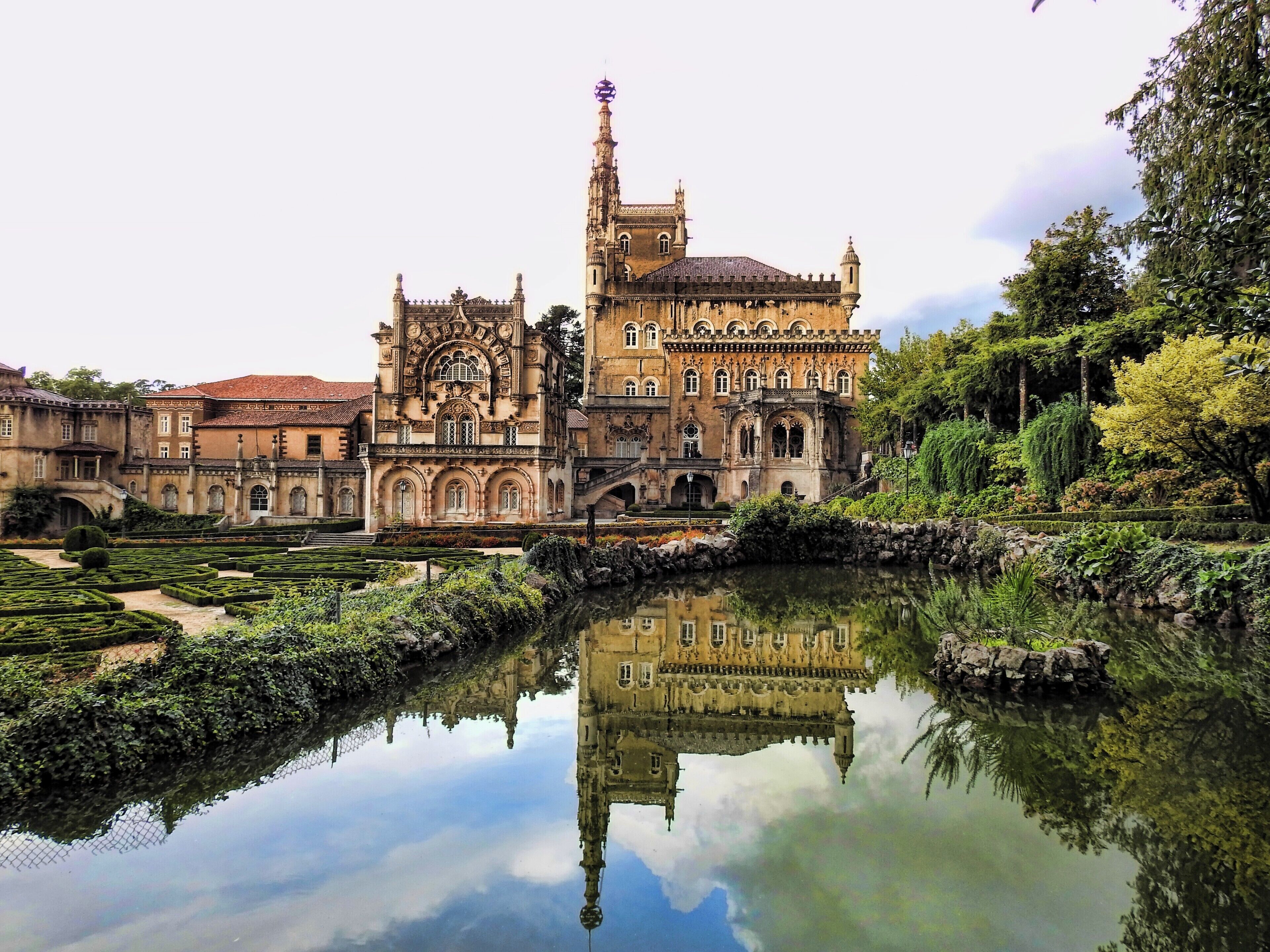 #bussaco #bucaco #palace #portugal #palace

The Palácio Hotel do Buçaco was built in the late 19th century in Neo-Manueline style.  It is part of an architectural and landscape complex in the National Forest of Buçaco.  The Palace is richly furnished and decorated with several works of art, wonderful frescoes and fantastic tile panels, representing above all the Epic of the Portuguese Discoveries.  Most works are by 19th century Portuguese masters such as Jorge Colaço and Carlos Reis.

O Palácio Hotel do Buçaco foi construído no final do século XIX em estilo Neomanuelino. Faz parte de um complexo arquitetônico e paisagístico na Mata Nacional do Buçaco. O Palácio está ricamente mobilado e decorado com várias obras de arte, afrescos maravilhosos e fantásticos painéis de azulejos representando sobretudo a Epopeia dos Descobrimentos Portugueses. A maioria dos trabalhos é da autoria de mestres portugueses do séc. XIX como Jorge Colaço e Carlos Reis.