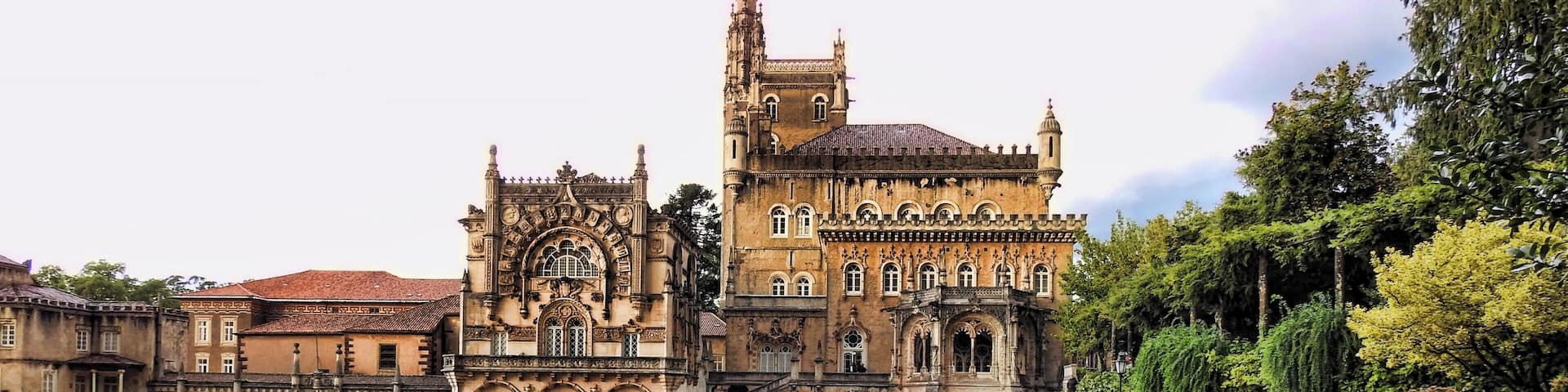 #bussaco #bucaco #palace #portugal #palace
The Palácio Hotel do Buçaco was built in the late 19th century in Neo-Manueline style. It is part of an architectural and landscape complex in the National Forest of Buçaco. The Palace is richly furnished and decorated with several works of art, wonderful frescoes and fantastic tile panels, representing above all the Epic of the Portuguese Discoveries. Most works are by 19th century Portuguese masters such as Jorge Colaço and Carlos Reis.
O Palácio Hotel do Buçaco foi construído no final do século XIX em estilo Neomanuelino. Faz parte de um complexo arquitetônico e paisagístico na Mata Nacional do Buçaco. O Palácio está ricamente mobilado e decorado com várias obras de arte, afrescos maravilhosos e fantásticos painéis de azulejos representando sobretudo a Epopeia dos Descobrimentos Portugueses. A maioria dos trabalhos é da autoria de mestres portugueses do séc. XIX como Jorge Colaço e Carlos Reis.