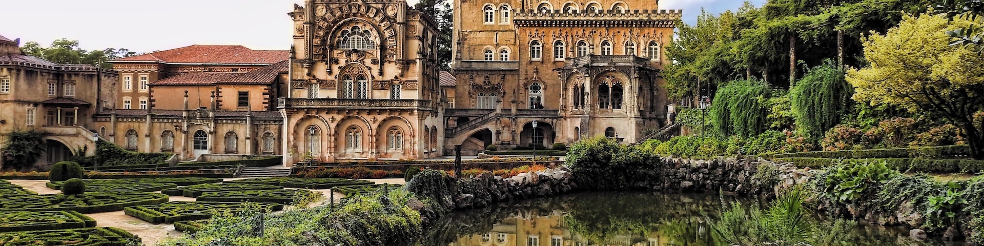 #bussaco #bucaco #palace #portugal #palace
The Palácio Hotel do Buçaco was built in the late 19th century in Neo-Manueline style. It is part of an architectural and landscape complex in the National Forest of Buçaco. The Palace is richly furnished and decorated with several works of art, wonderful frescoes and fantastic tile panels, representing above all the Epic of the Portuguese Discoveries. Most works are by 19th century Portuguese masters such as Jorge Colaço and Carlos Reis.
O Palácio Hotel do Buçaco foi construído no final do século XIX em estilo Neomanuelino. Faz parte de um complexo arquitetônico e paisagístico na Mata Nacional do Buçaco. O Palácio está ricamente mobilado e decorado com várias obras de arte, afrescos maravilhosos e fantásticos painéis de azulejos representando sobretudo a Epopeia dos Descobrimentos Portugueses. A maioria dos trabalhos é da autoria de mestres portugueses do séc. XIX como Jorge Colaço e Carlos Reis.