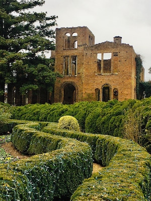 A stroll into the past, Barnsley Mansion ruins. Even in this state of “ruin”, still beautiful and meaningful: Here fortunes were made, babies born, wars fought and people perished. And so it goes....
#History