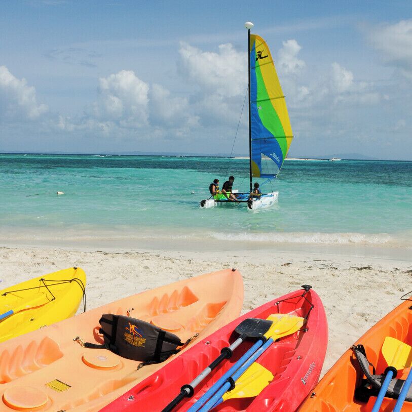 From the El Conquistador Resort you can take a funicular down to Marina Village and catch the catamaran that takes you to Palominos Island where you will enjoy an excellent beach that offers Jet Ski, Catamaran, Kayak, Paddleboard, etc.