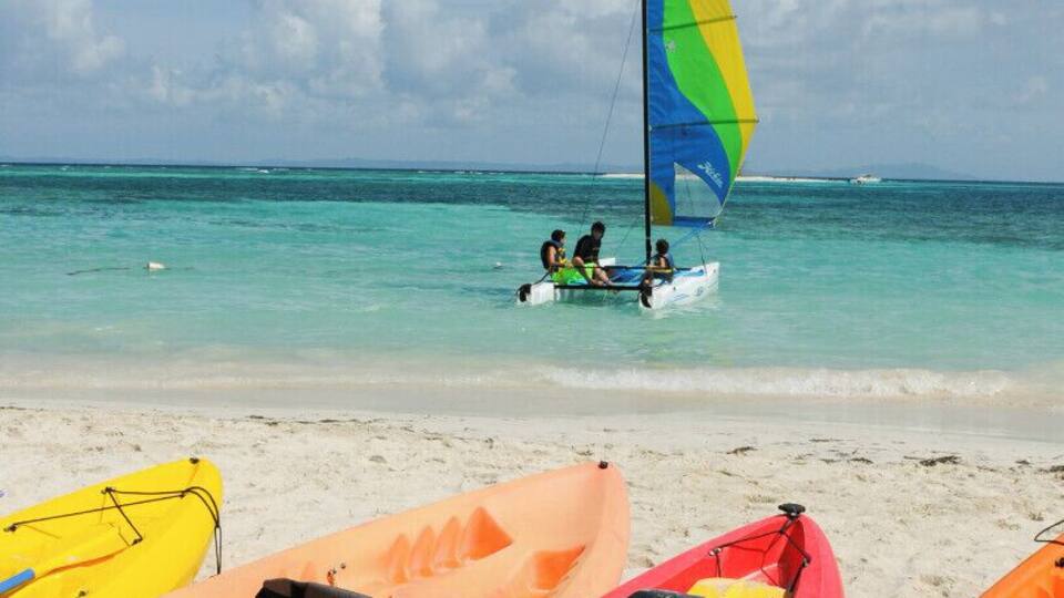 From the El Conquistador Resort you can take a funicular down to Marina Village and catch the catamaran that takes you to Palominos Island where you will enjoy an excellent beach that offers Jet Ski, Catamaran, Kayak, Paddleboard, etc.